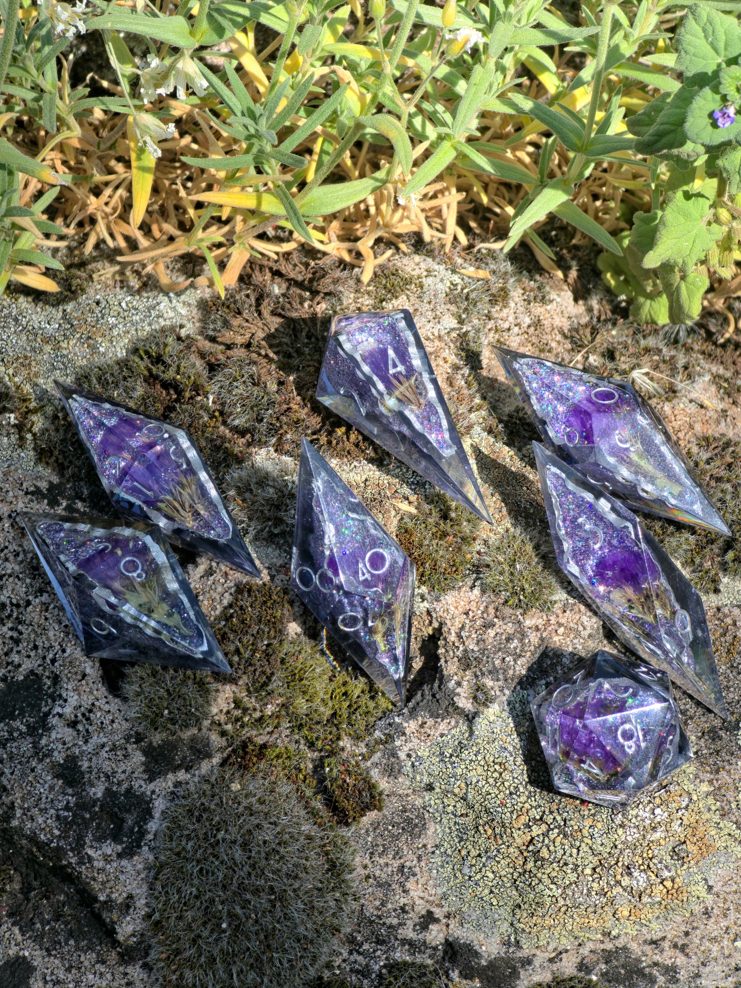 Amethyst Bloom Geode Flower Dice Set – Handgemachte Sharp Edge Würfel mit violetten Blüten, Kristall Geode Resin Dice, Fantasy DnD Würfelset