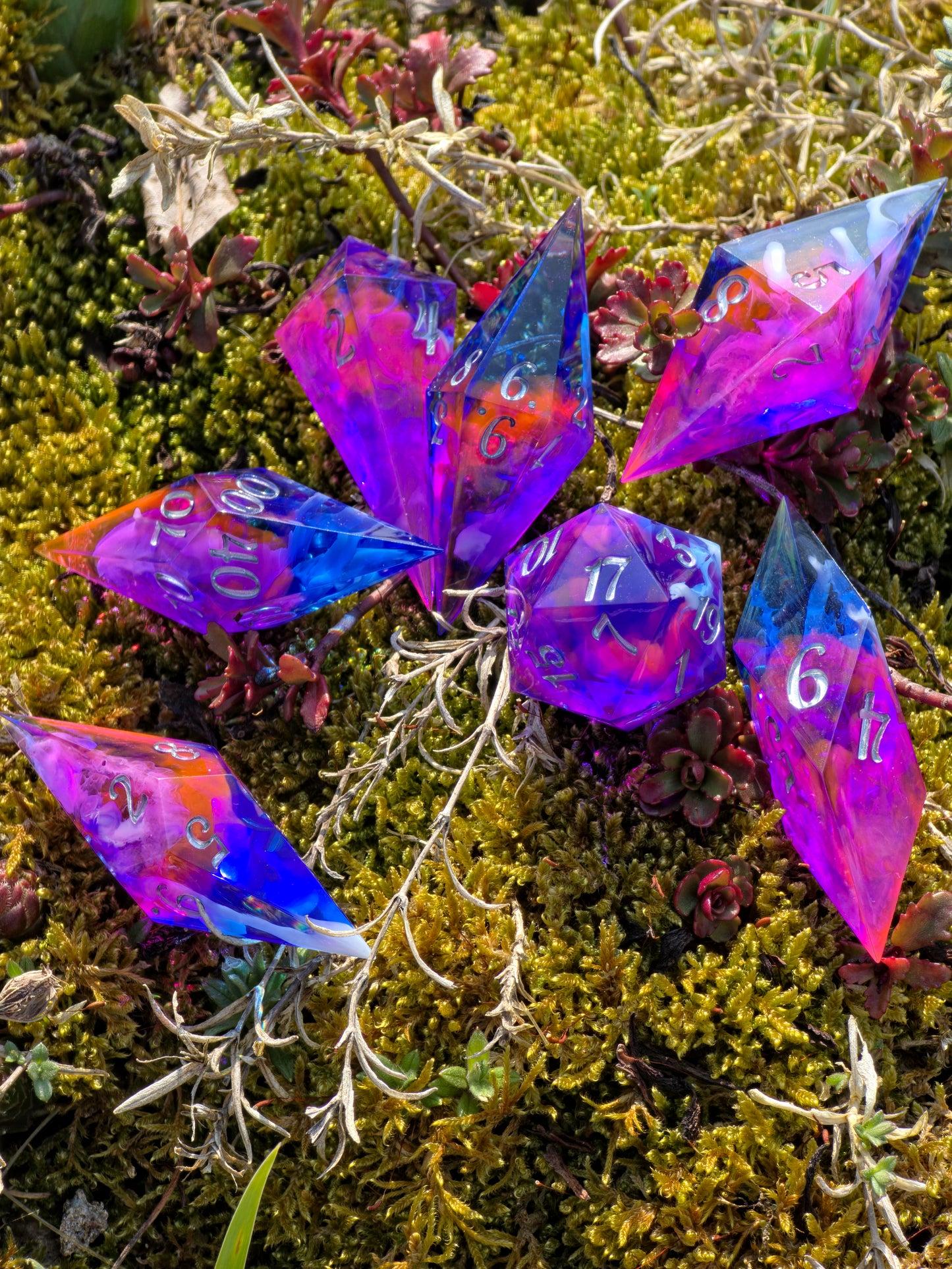 Elongated Dice Set „Nebula Shards“ – 7er Set Resin Würfel mit Cloud Nebula Effekt, Silber Zahlen | Handmade Sharp Edge TTRPG Dice