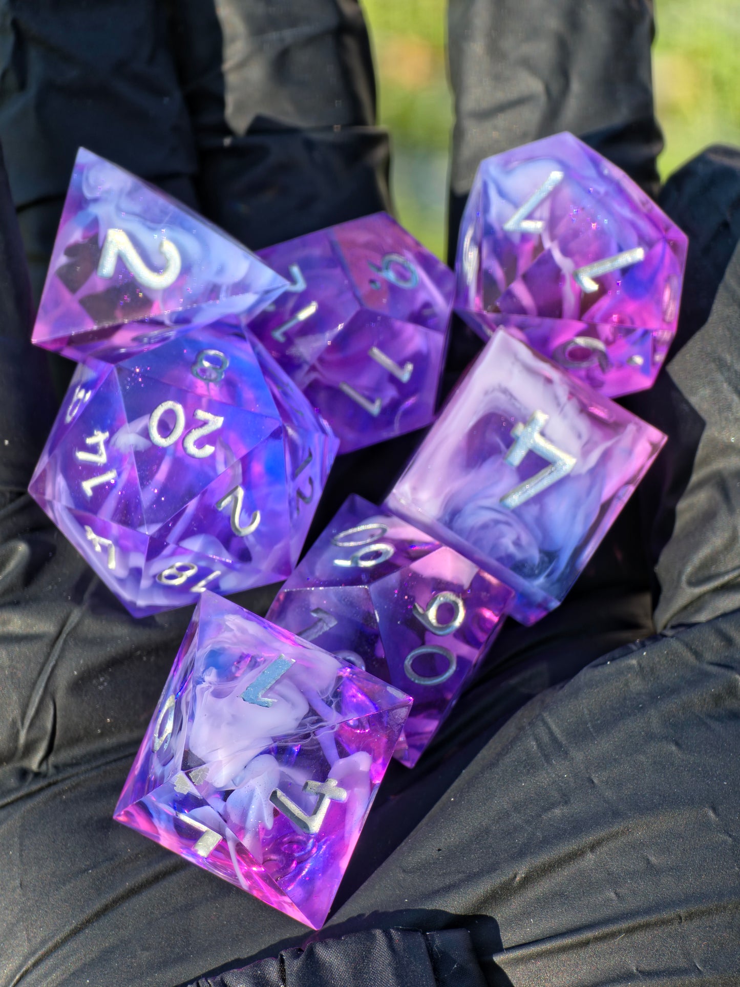 Polyedrisches Würfelset „Violet Cloud Nebula“ – Handgemachte Resinwürfel rosa-lila mit Nebel Effekt | DnD Dice Set TTRPG