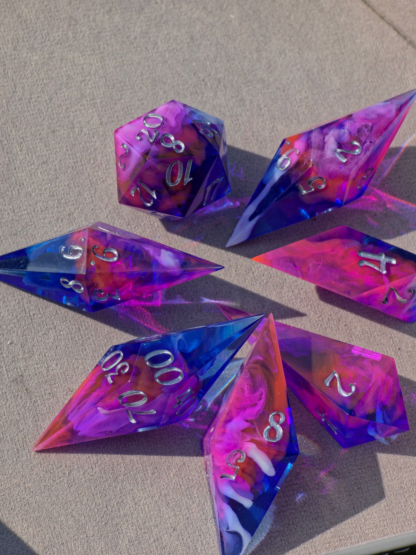 Elongated Dice Set „Nebula Shards“ – 7er Set Resin Würfel mit Cloud Nebula Effekt, Silber Zahlen | Handmade Sharp Edge TTRPG Dice