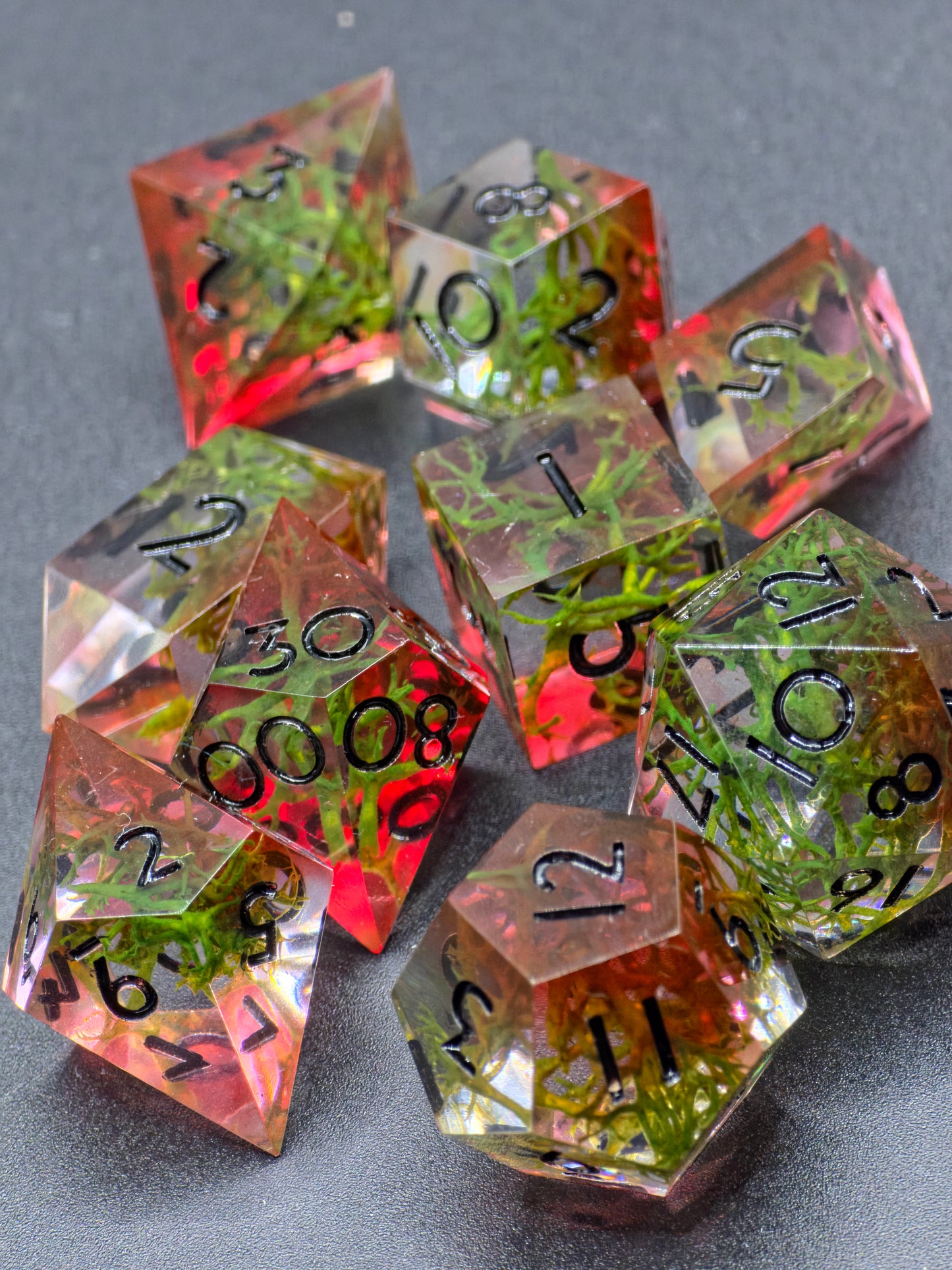 Polyedrisches DnD Würfelset Forest Ember – Handgemachte Resinwürfel mit Moos & rötlichem Lichtschein | DnD Pen and Paper TTRPG