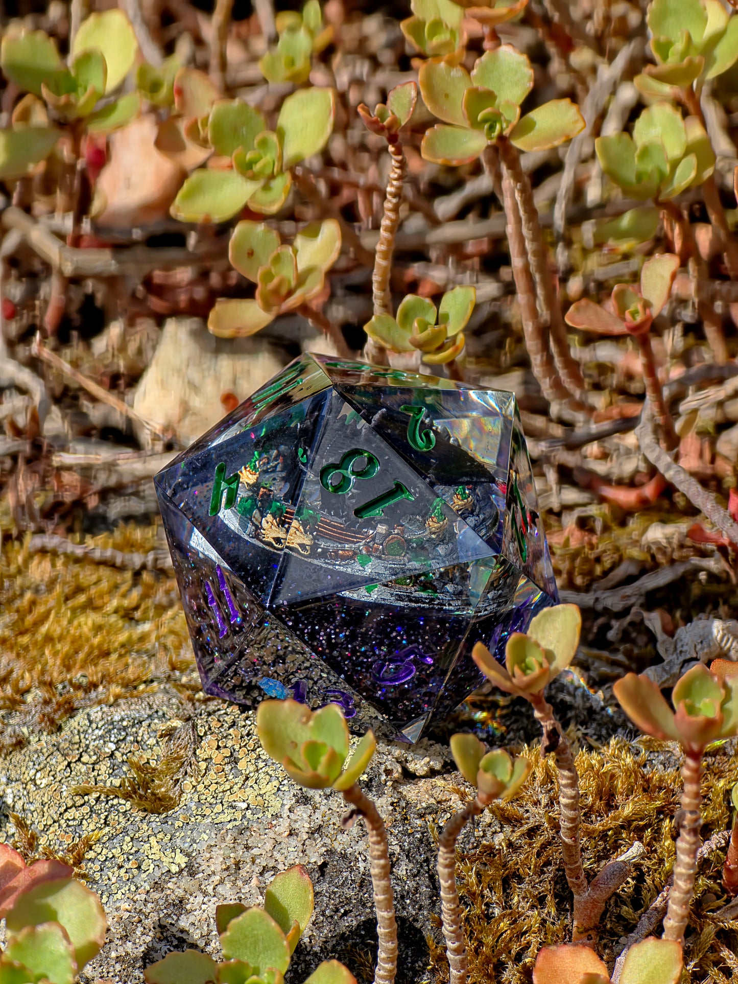 Night Fury – Celestial Eclipse Toothless D20 40 mm – How to Train Your Dragon inspirierter Resin Würfel | Galaxie-Design & Grün-Lila Metallic Zahlen
