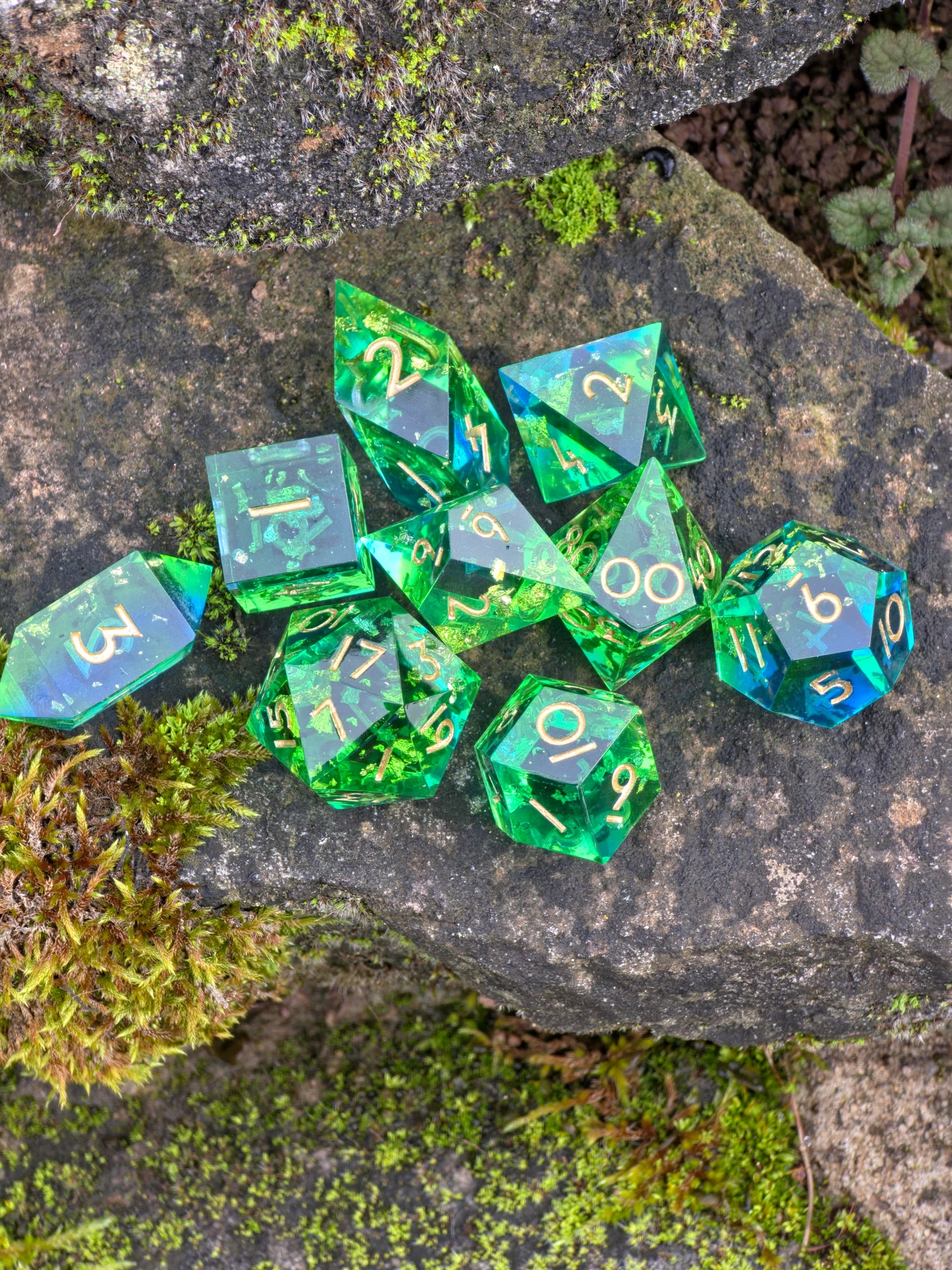 Handgemachtes Polyedrisches Würfelset „Emerald Tide“ – Grün Blau Resin Dice mit Goldflakes | DnD Dice Set | TTRPG | Pen and Paper | Transparent Magic Dice