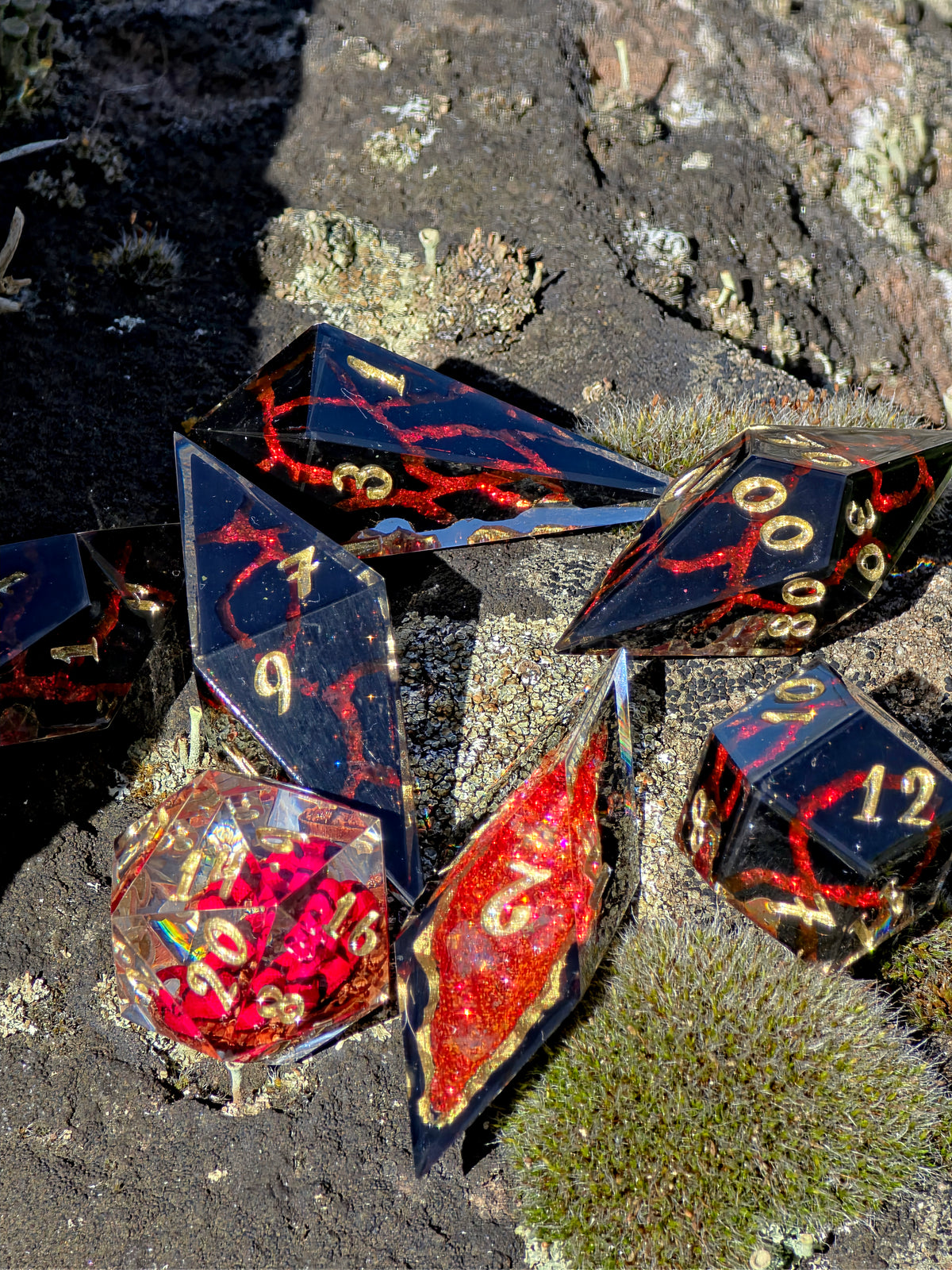 Crimson Serpent – Heart of the Volcano Lava Serpent Würfelset – Rote Schlange im D20 | 7-teiliges DnD Resin Dice Set mit Lava Geoden, Gold & Schwarz | Handmade Fantasy Würfel