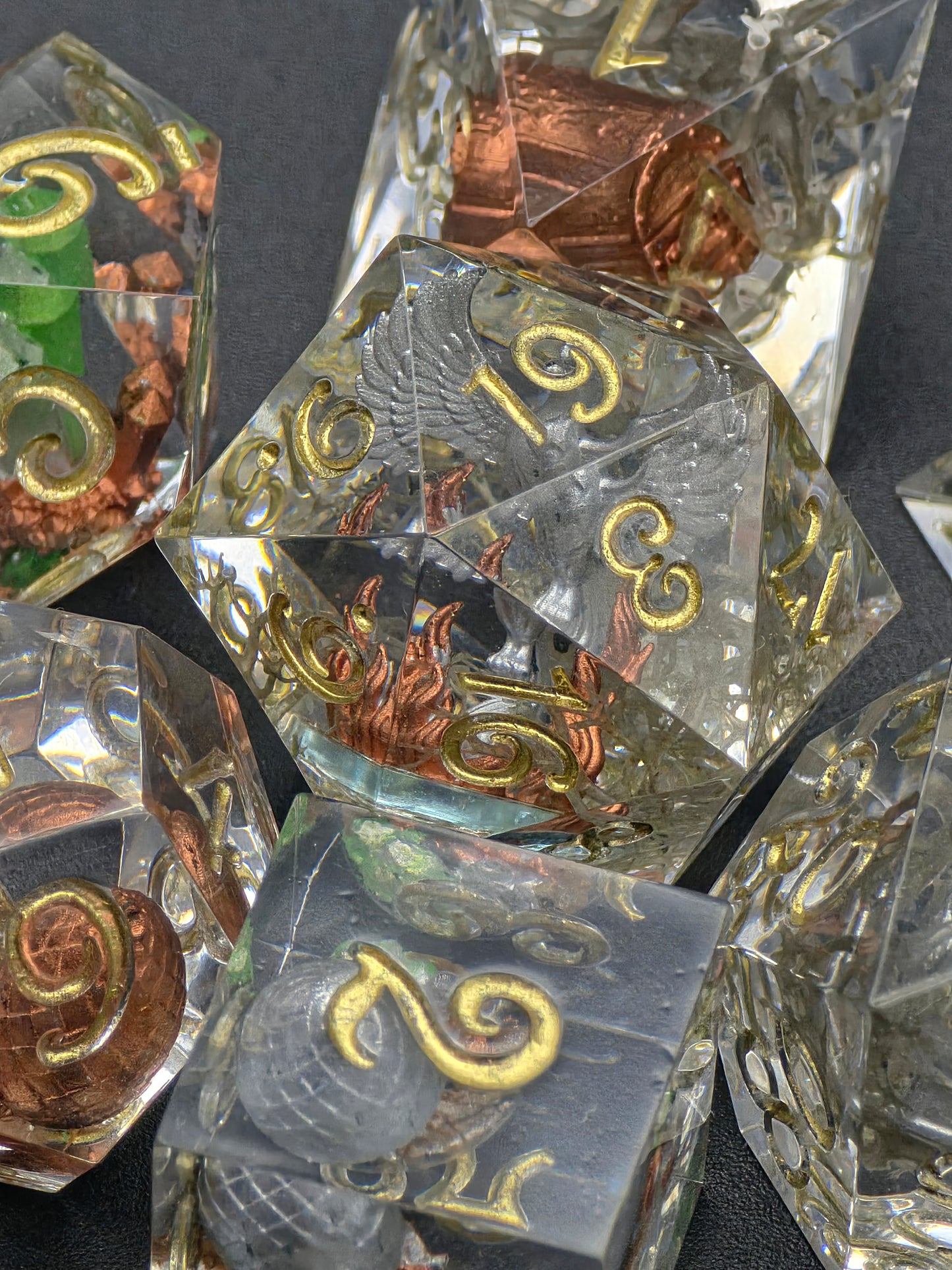 Würfelset „Asche des Ewigen Feuers“ – Handgemachtes Resin Dice Set mit Silbernem Phönix, Eiern & Kristallen | DnD TTRPG Würfel