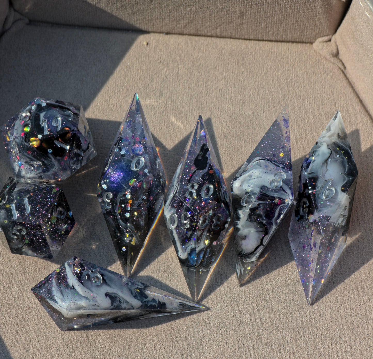 Elongated Dice Set „Cosmic Orbit“ – 7 Resin Dice with Mini Planets, Galaxy Nebula Effect | Space Dice | Silver Numbers | Handmade Sharp Edge TTRPG Dice