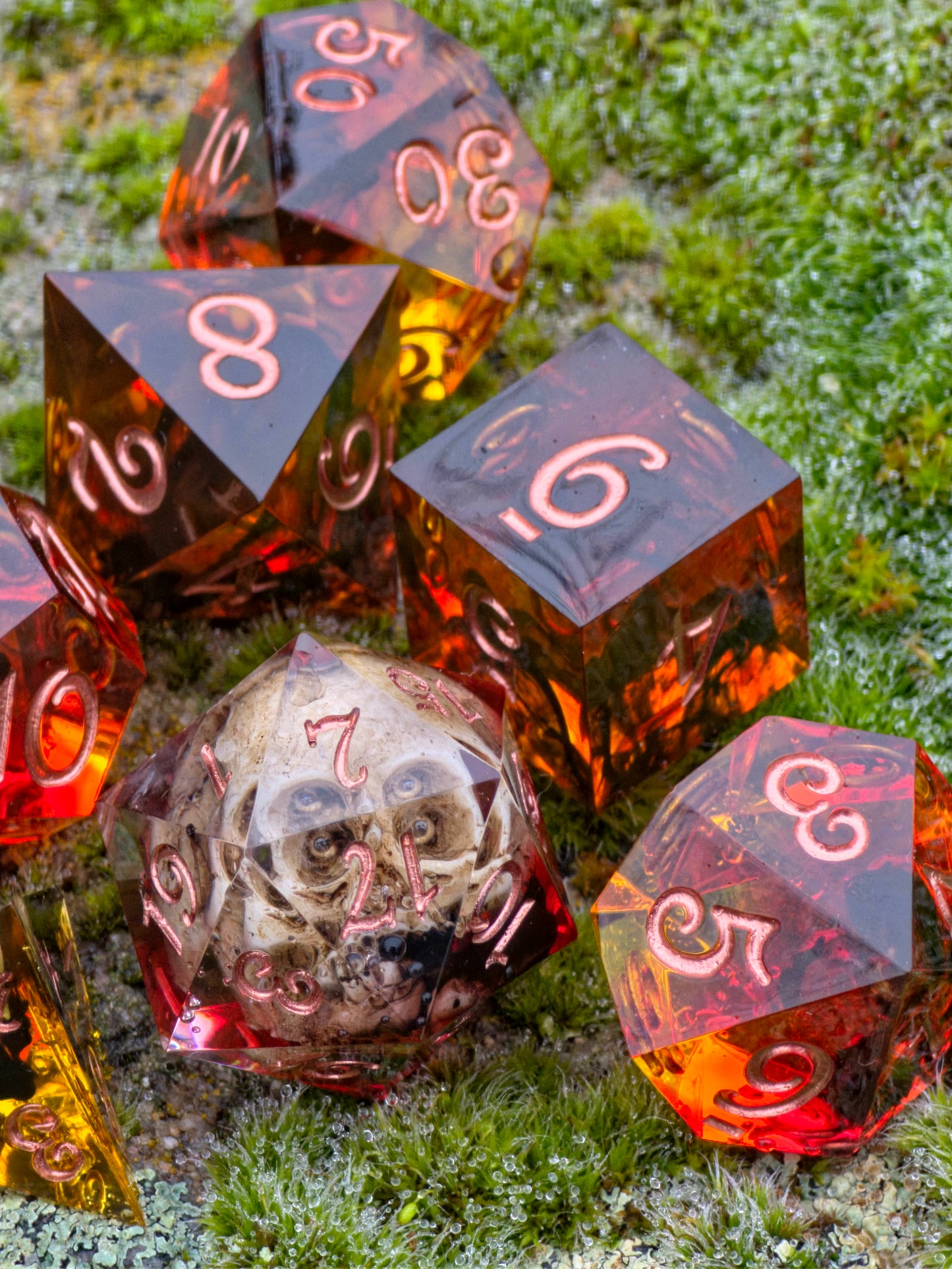 Ember Relic – Handgemachtes DnD Würfelset mit Schädel im D20 | Bernstein-Rote Resinwürfel mit Kupferzahlen | Dark Fantasy Polyhedral Dice Set