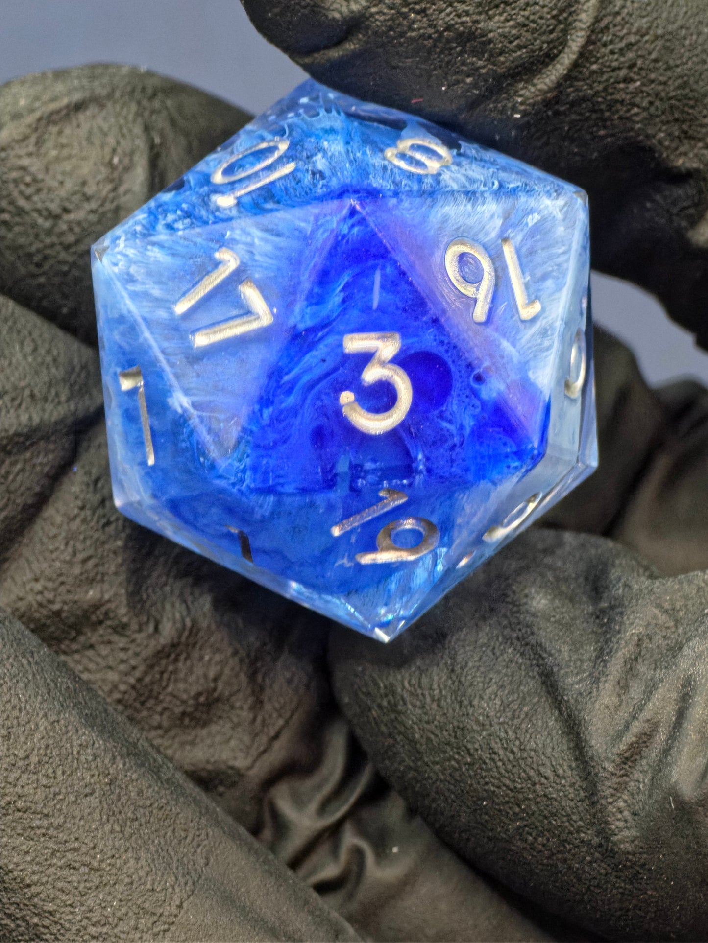 Polyedrischer Einzelner D20 „Stormsealed Core“ – Handgemachter Resinwürfel blau-weiß mit gefrorenem Sturm Effekt | Standardgröße | DnD Dice