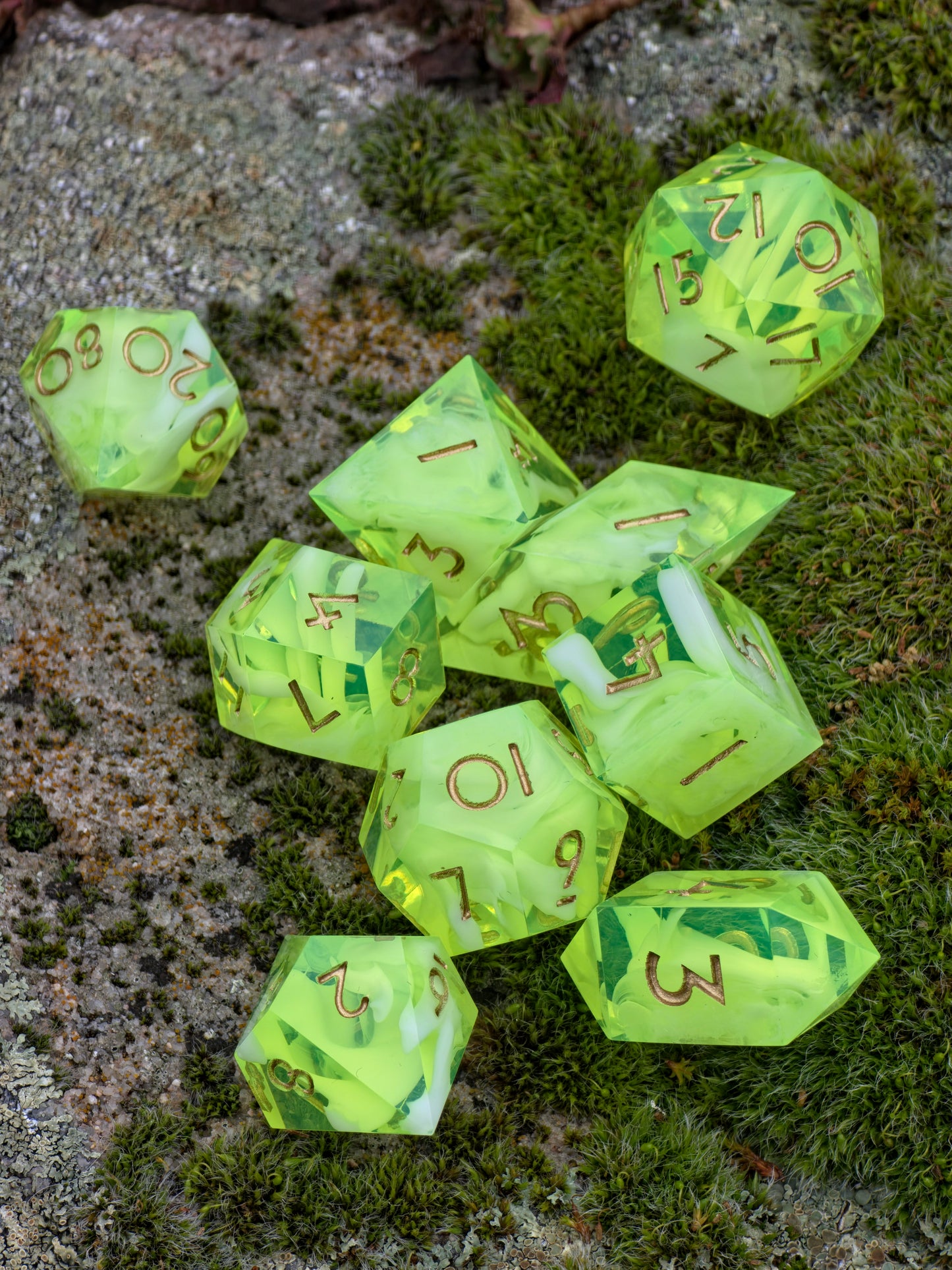 Polyedrisches Würfelset „Alchemist Cloud Nebula“ – Handgemachte Resinwürfel mit Cloud-Effekt & Goldzahlen | DnD Dice Set TTRPG