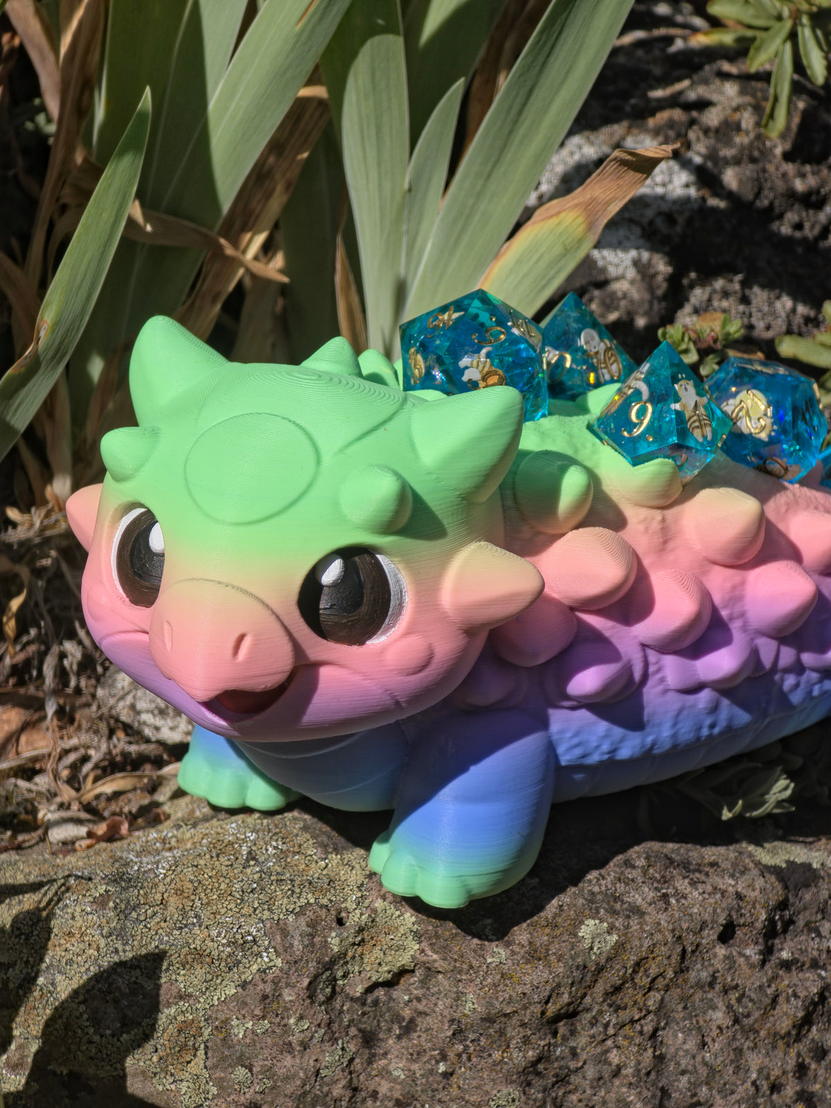 Buba Cotton Candy Dreams Dice Holder – Süßer Ankylosaurus Würfelhalter für 7 Dice | 3D-gedruckter DnD Dice Organizer mit Gem D4 Slot (ohne Würfel)