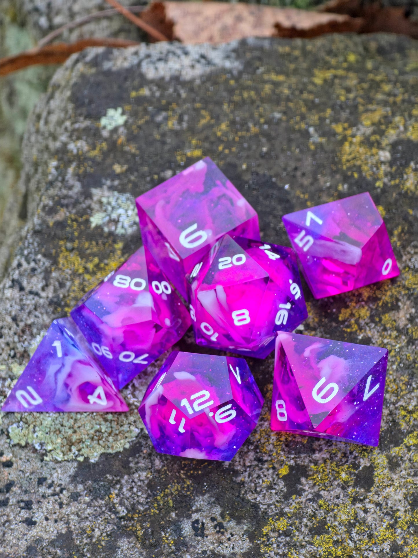 Polyedrisches Würfelset „Starflare Cloud Galaxy“ – Handgemachte Resinwürfel pink-violett mit Galaxy & Cloud Nebula Effekt | DnD Dice Set TTRPG