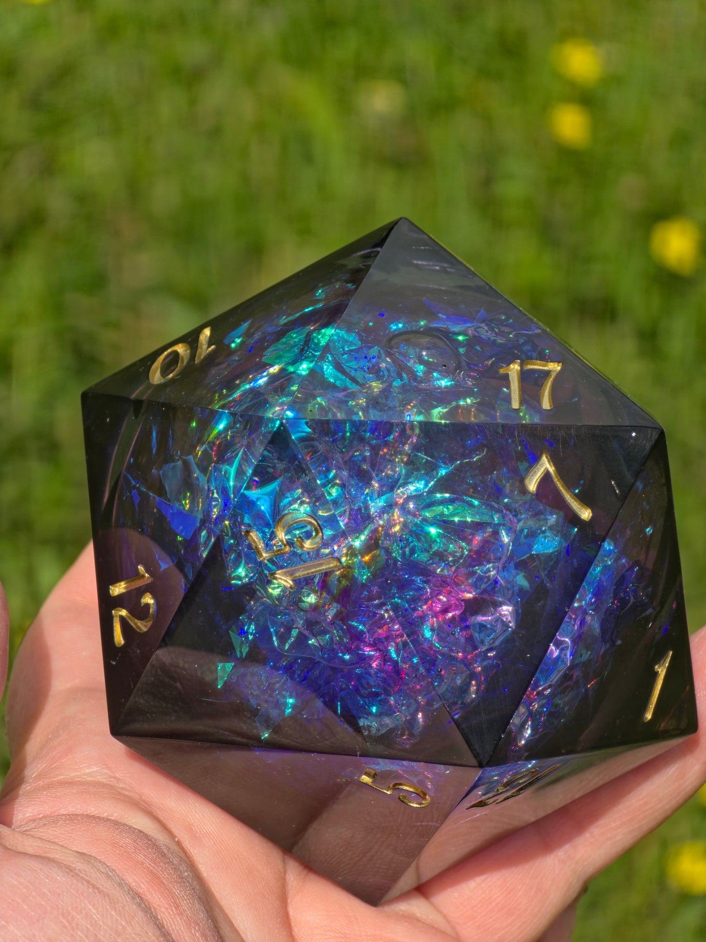 Voidheart Opal - Black Opal with Lilac Splash – 65 mm Chonk D20, Handgemachter Sharp Edge Resin Würfel (Lio)