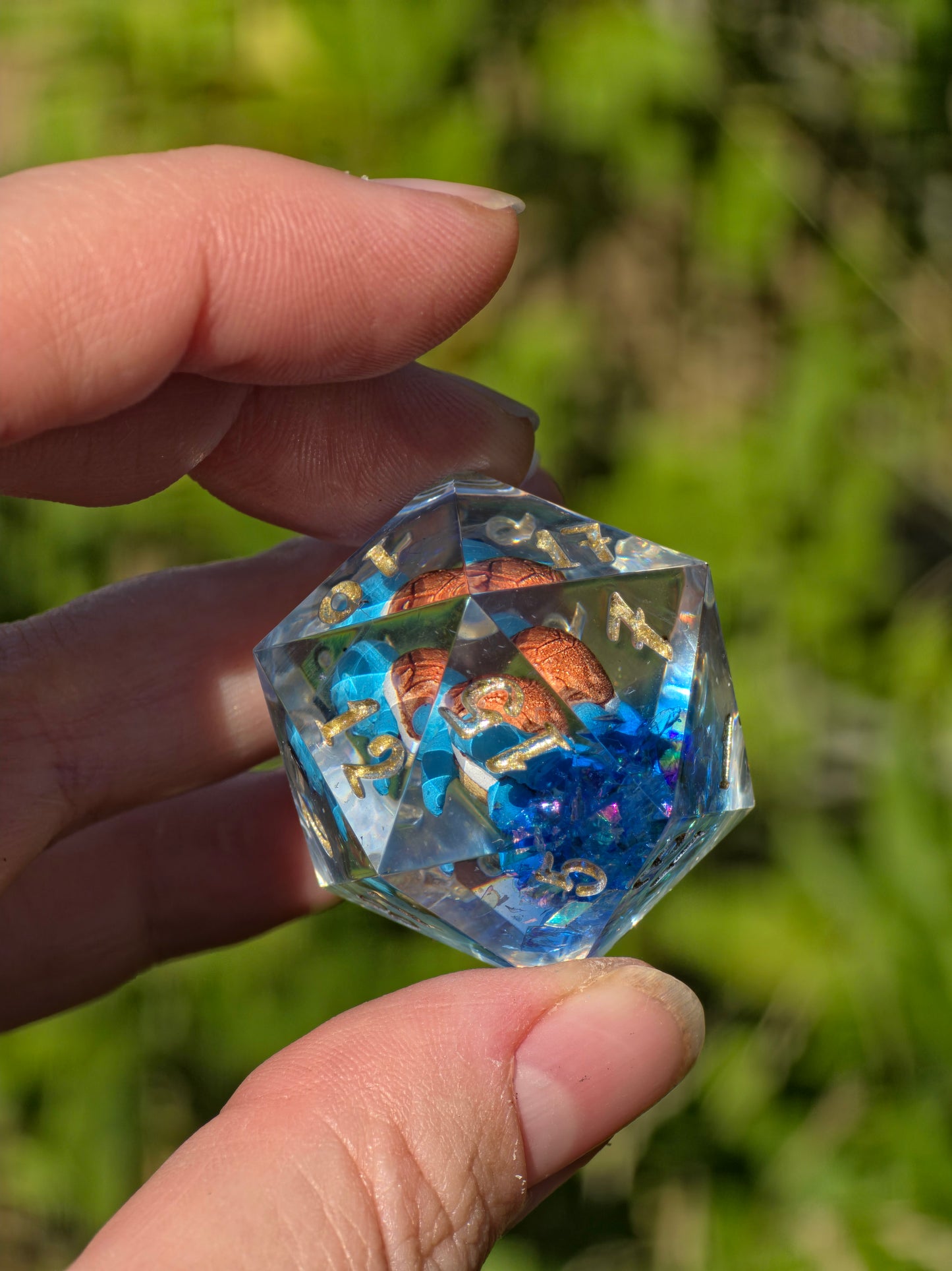 Shiggy – Summer Galaxy D20 35 mm – Pokémon-inspirierter Resin Würfel mit Sonnenbrille | Galaxy Design | Handgefertigter DnD Würfel