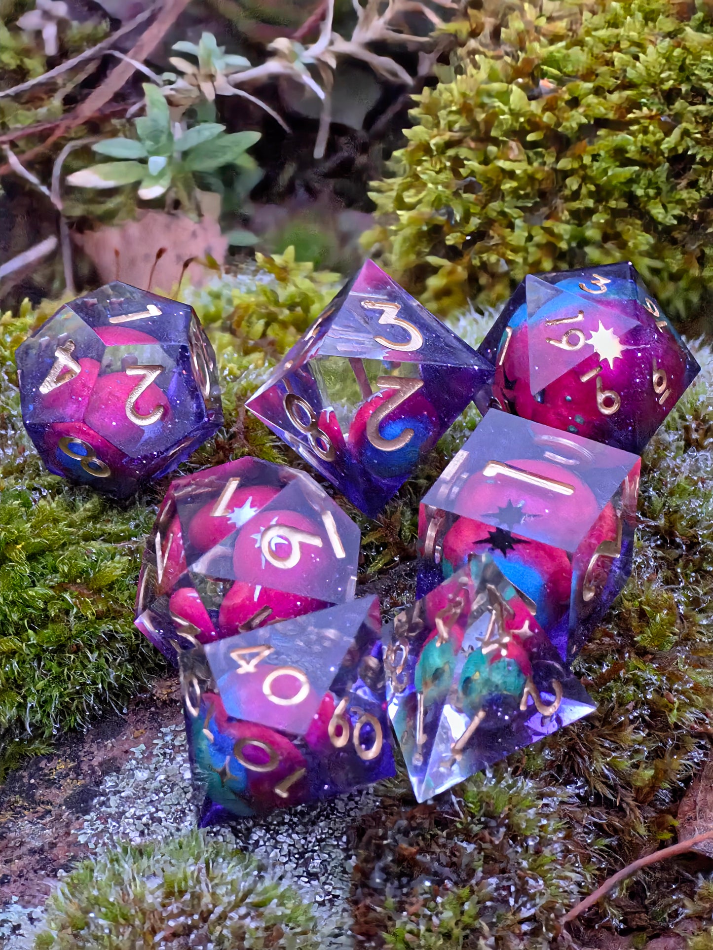 Astral Realms – Relikte der Sternenfürsten | Galaxy Planet Dice Set | Handmade Resin DnD Würfel mit goldenen Zahlen | Premium TTRPG Dice