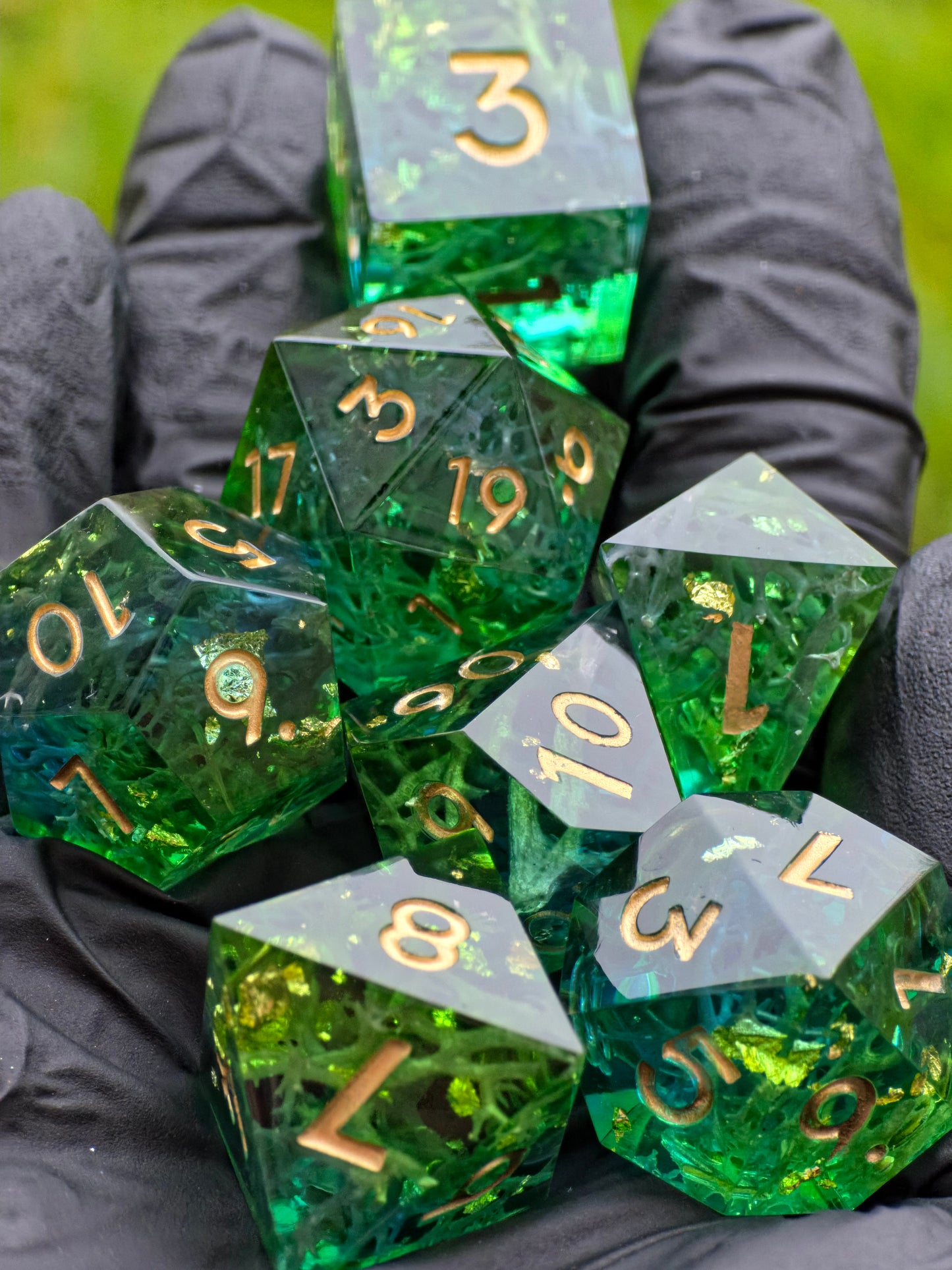 Polyedrisches Würfelset „Emerald Grove“ – Handgemachte Resinwürfel in Smaragdgrün mit Goldflocken & Moosstruktur | DnD Dice Set Pen and Paper TTRPG | Naturwürfel mit Spiegelglanz