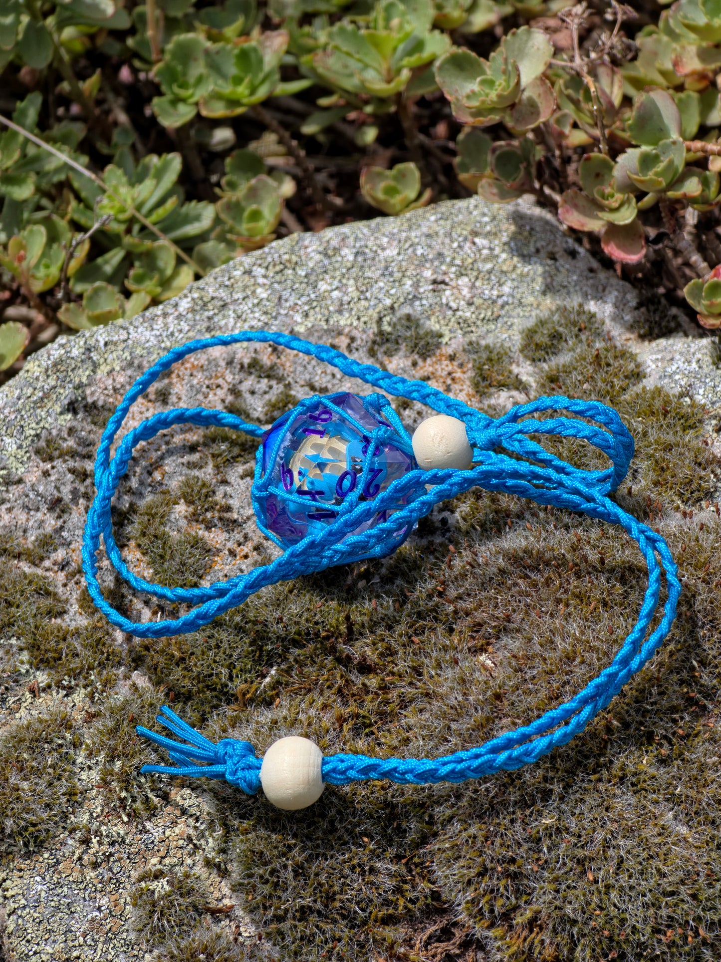Ocean Weaver – Dice Pendant Würfelhalter für 28 mm D20 – Türkise Dice Necklace | Verstellbarer Dice Holder für Resin Würfel