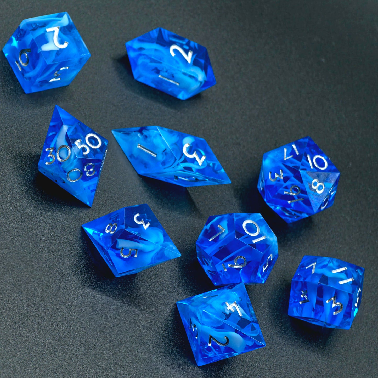 Polyedrischer DnD Würfelset 9 Stück – Arctic Sky Cloud Dice | Handgemachte Resin Würfel in Eisblau Transparent mit Cloud-Effekt & Silberzahl
