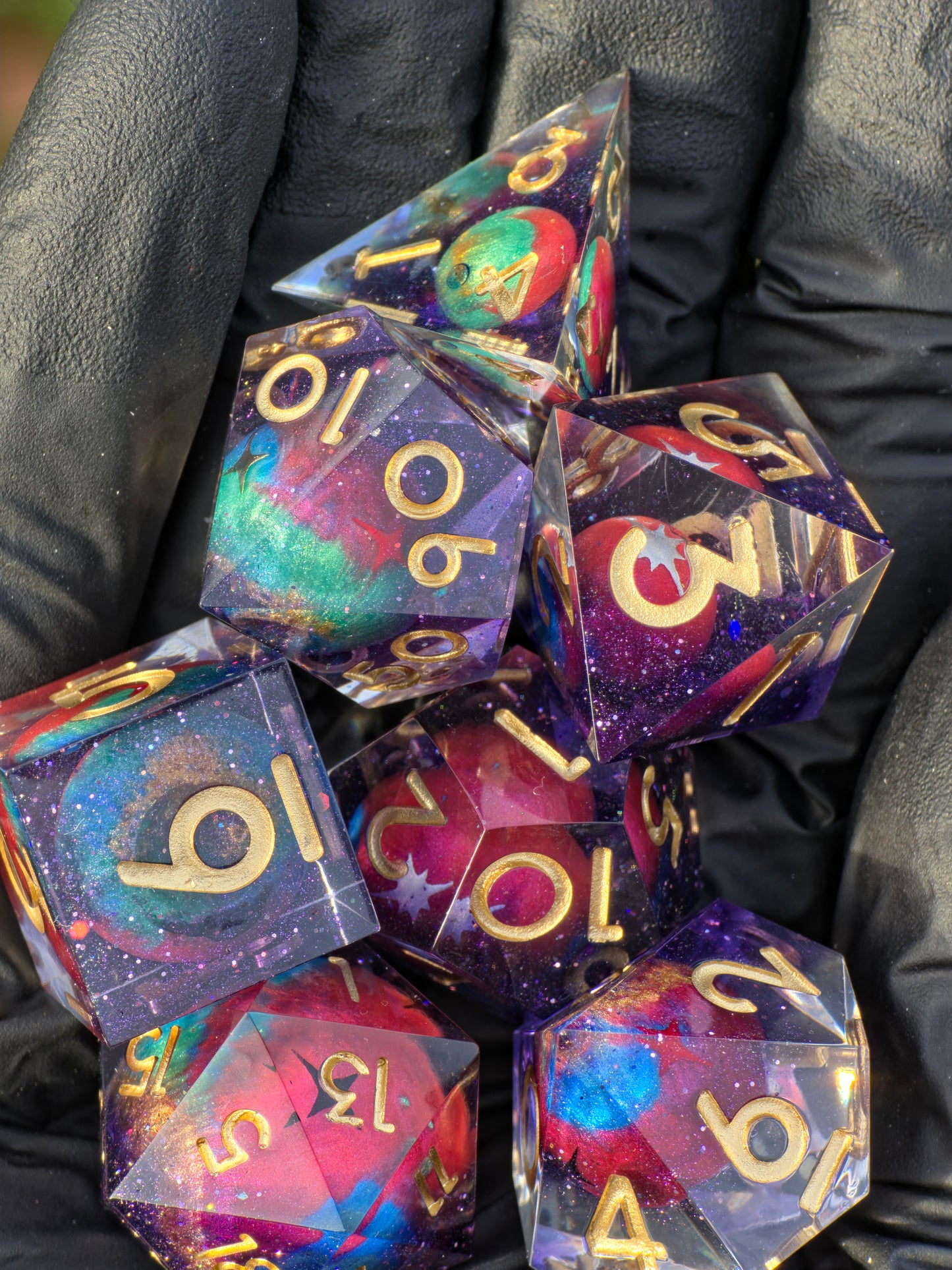 Astral Realms – Relikte der Sternenfürsten | Galaxy Planet Dice Set | Handmade Resin DnD Würfel mit goldenen Zahlen | Premium TTRPG Dice