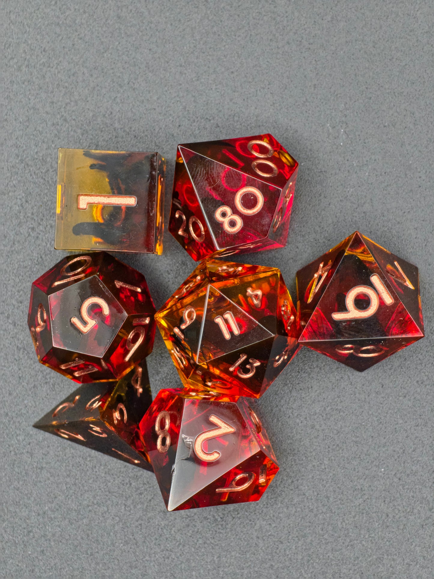 Infernal Amberfall – Handgemachtes DnD Würfelset in Feuerrot & Bernstein | Transparente Resin Dice mit Glut- und Lava-Effekt | TTRPG Würfelset