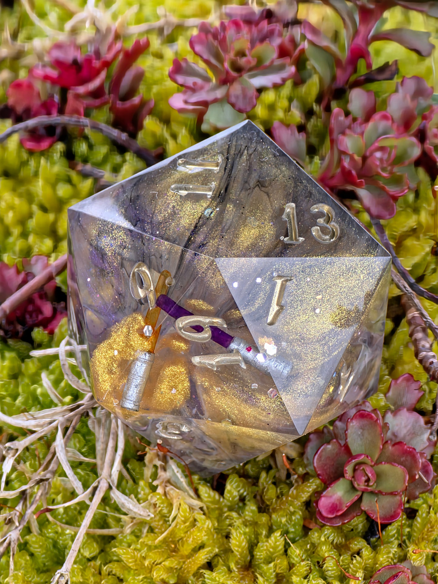 Chonk D20 "Twin Blades Relic" - 40mm Resin Die with Embedded Light Blades, Black Mist & Gold Effect | Handmade TTRPG Dice