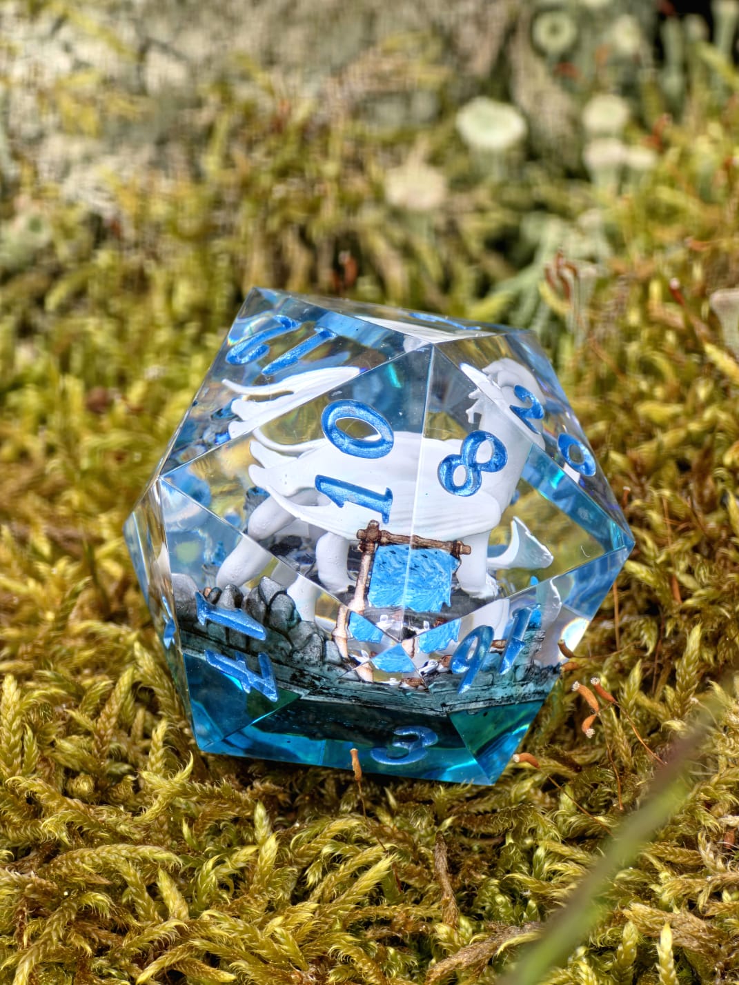 Tagesschatten D20 35mm – Handgemachter Resin Dragon Dice inspiriert von Drachenzähmen leicht gemacht, Fantasy Würfel mit Drache