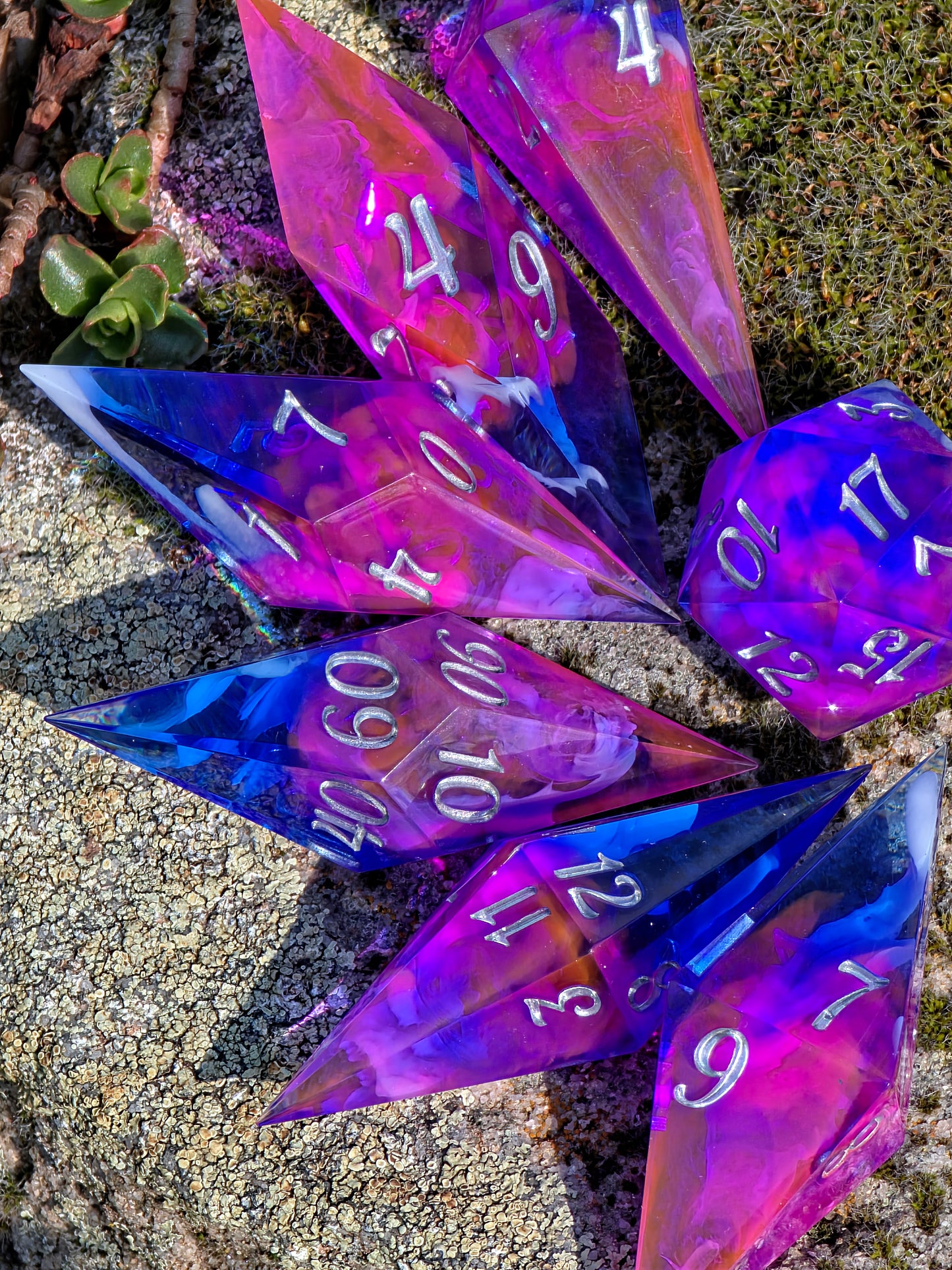 Elongated Dice Set „Nebula Shards“ – 7er Set Resin Würfel mit Cloud Nebula Effekt, Silber Zahlen | Handmade Sharp Edge TTRPG Dice