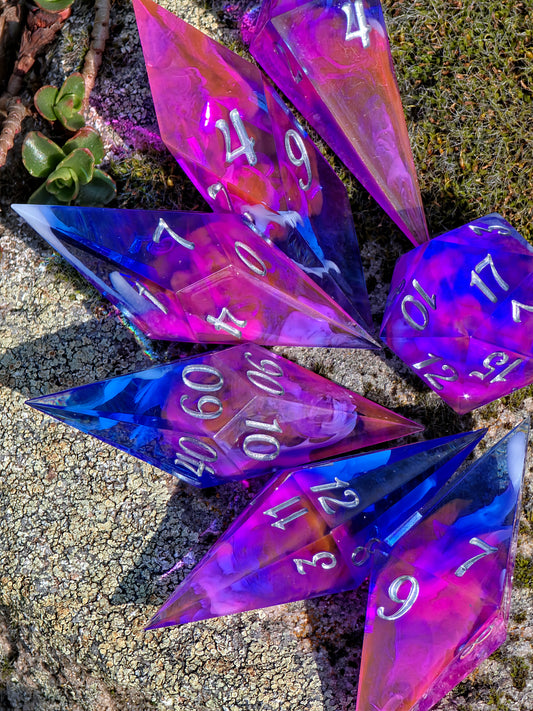 Elongated Dice Set „Nebula Shards“ – 7er Set Resin Würfel mit Cloud Nebula Effekt, Silber Zahlen | Handmade Sharp Edge TTRPG Dice