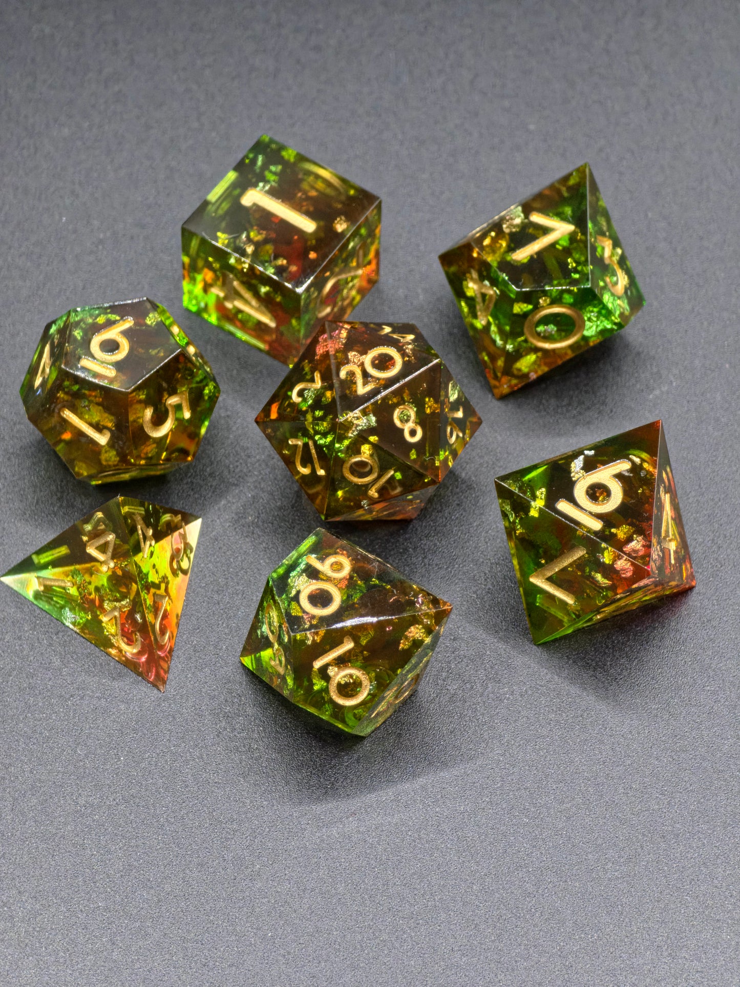 Polyedrisches Würfelset „Heart of the Forest“ – Handgemachte Resinwürfel in Rot-Grün mit Goldflocken | DnD Dice Set Pen and Paper TTRPG | Magisches Waldartefakt Würfelset