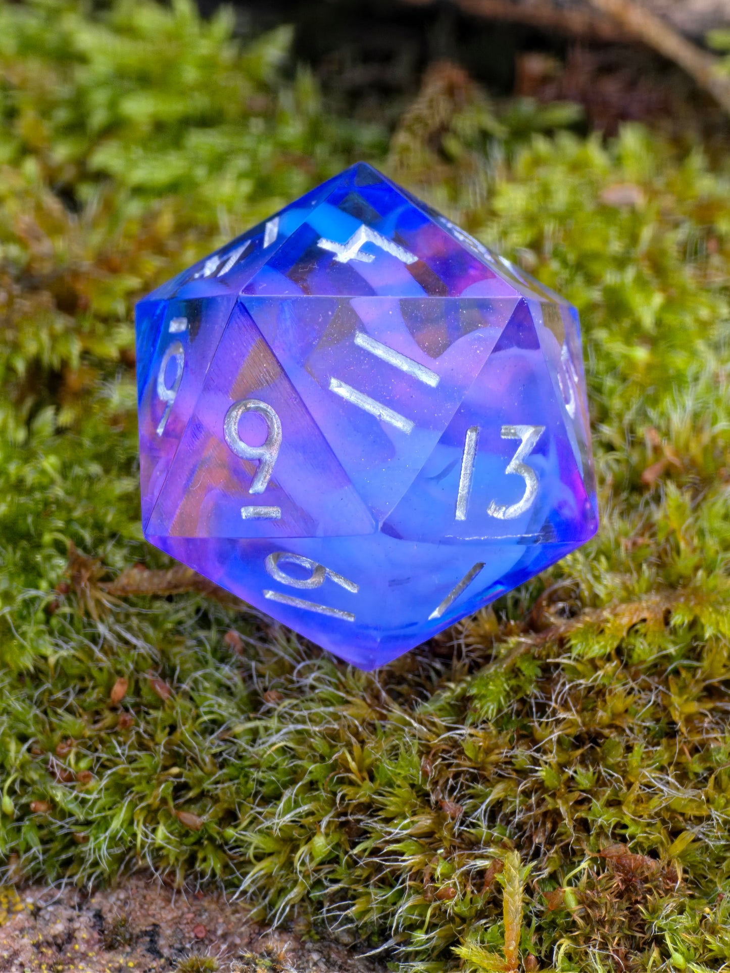 Einzelner Polyedrischer D20 – Cloud Blossom Nebula Effekt Blau Lila Transparent | Handgemachter Resinwürfel Standardgröße | DnD Dice Pen and Paper TTRPG Fantasy Würfel