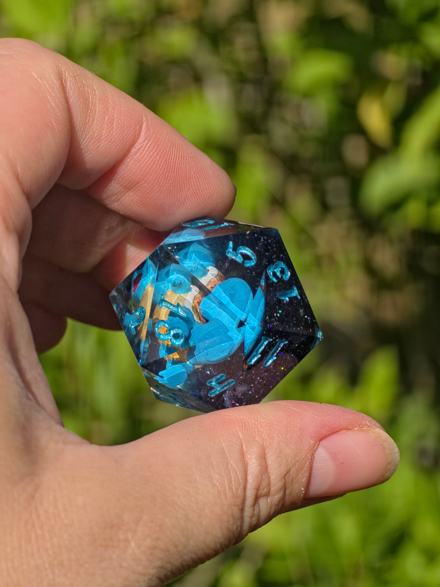 🌟Shiggy – Galactic Vacation D20 35 mm – Pokémon-inspirierter Galaxy Resin Würfel mit Sonnenbrille | Handgefertigter Chonk DnD Würfel