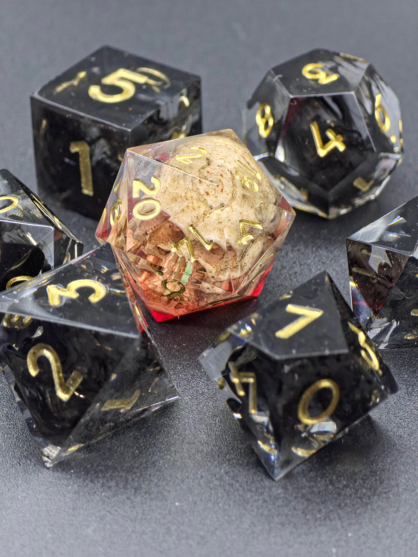 Relic of the Fallen – 7-teiliges DnD Würfelset mit eingebettetem Schädel im D20 | Schwarze Resinwürfel mit Goldzahlen | Polyhedral Dice Set TTRPG