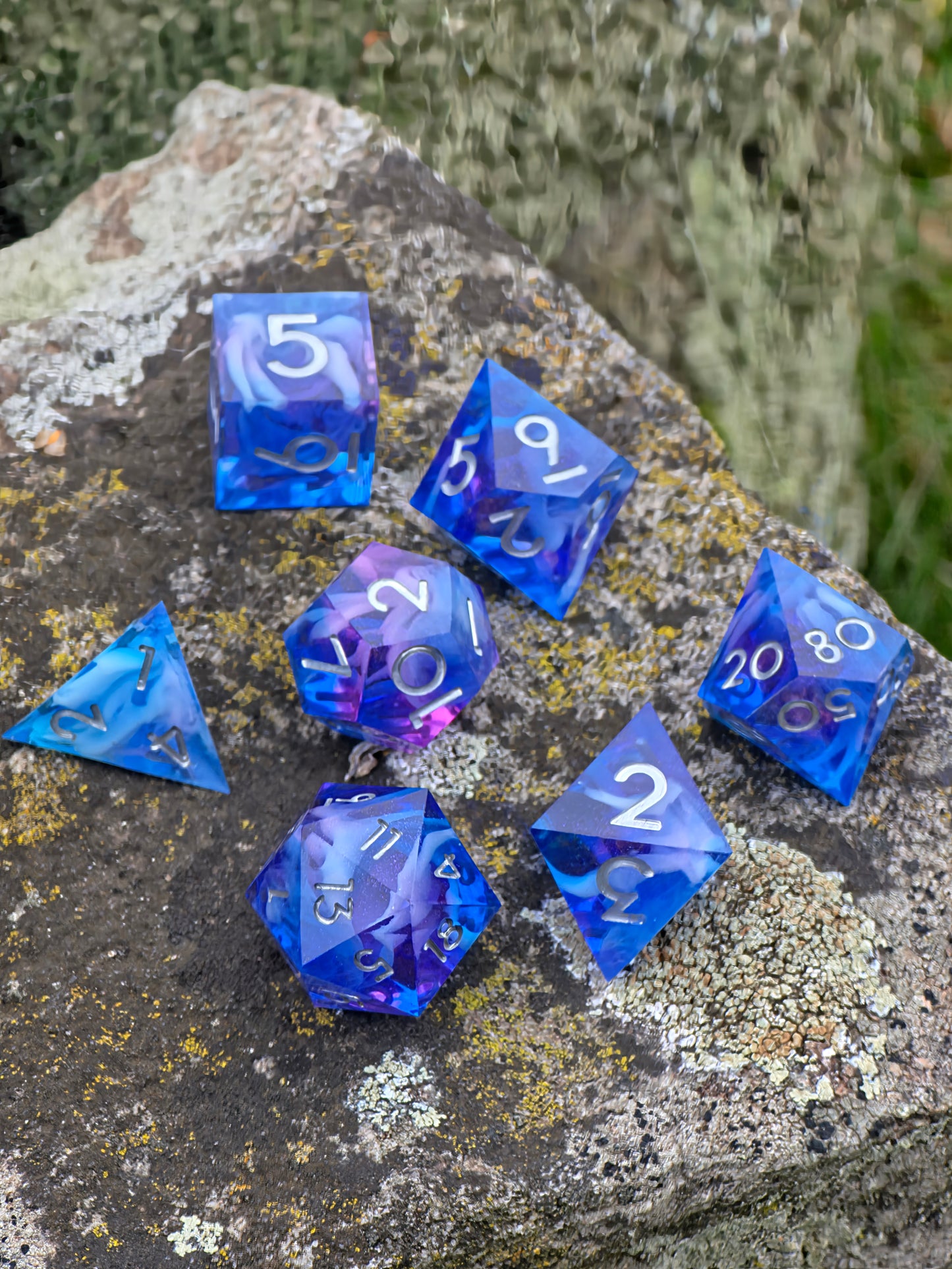 Polyedrisches Aurora Nebula DnD Würfelset 7 Stück – Mystic Sky Dice | Handgemachte Resin Würfel in Blau Lila Rosa mit Cloud Effekt | TTRPG D