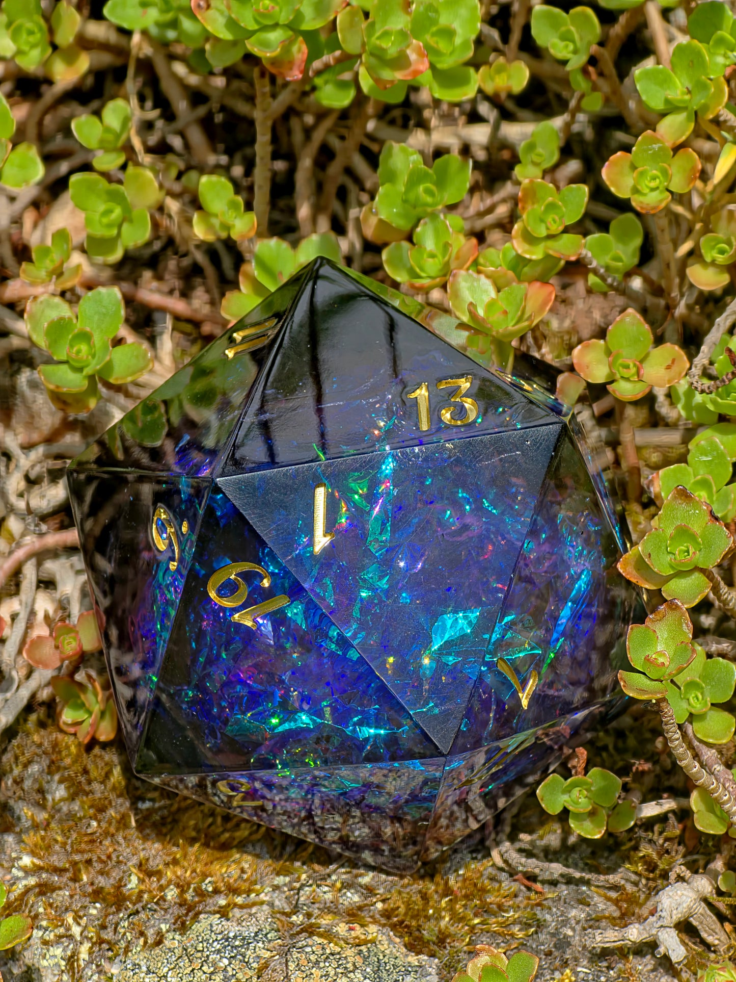 Voidheart Opal - Black Opal with Lilac Splash – 65 mm Chonk D20, Handgemachter Sharp Edge Resin Würfel (Lio)