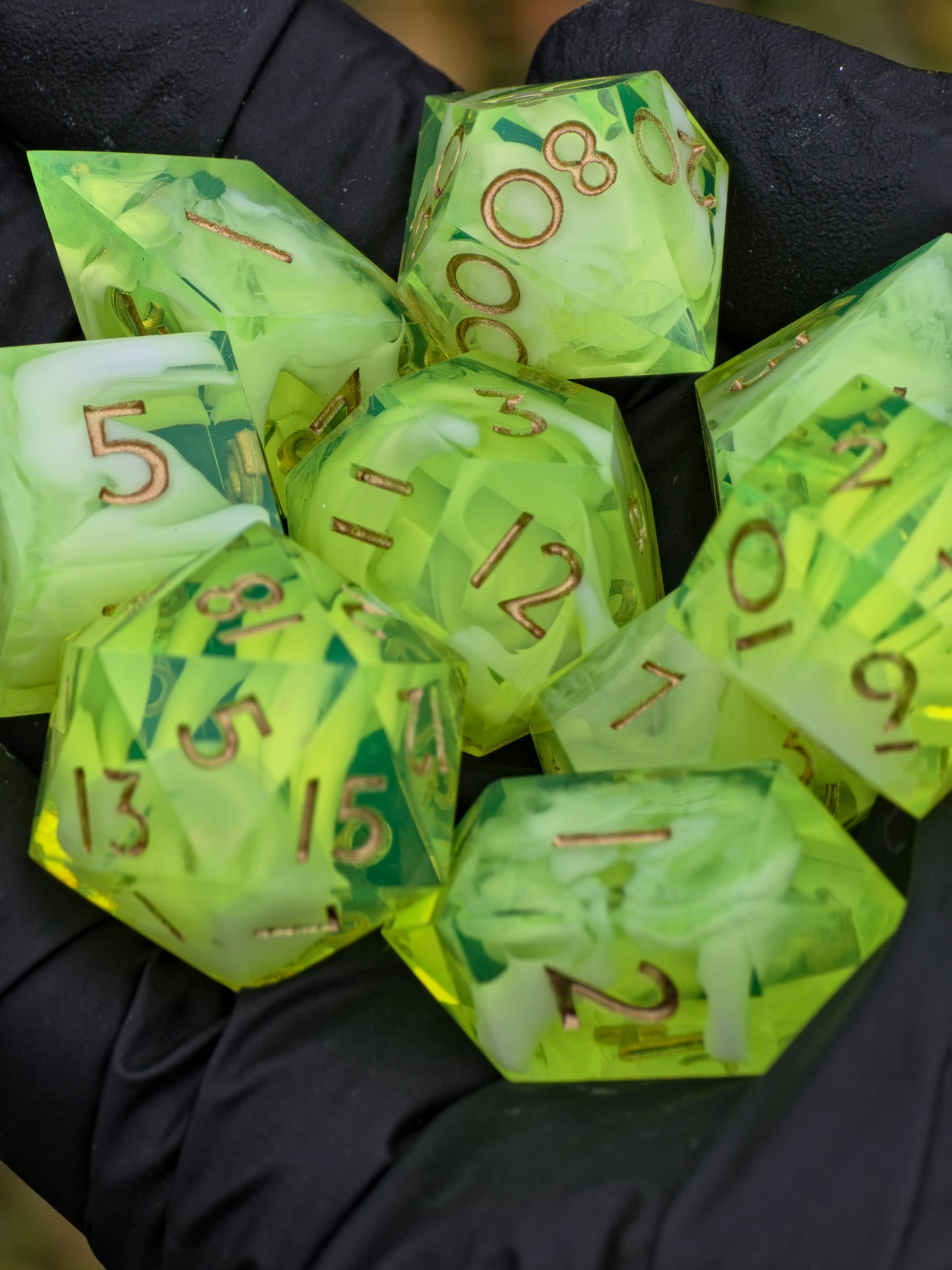 Polyedrisches Würfelset „Alchemist Cloud Nebula“ – Handgemachte Resinwürfel mit Cloud-Effekt & Goldzahlen | DnD Dice Set TTRPG