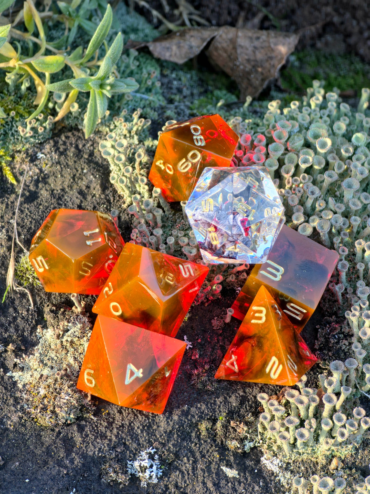 Handgemachtes DnD Würfelset „Blood Cerberus“ – Resin Dice Set 7-teilig | D20 mit Cerberus | Rot Schwarz | Sharp Edge | Goldene Zahlen | RPG Würfel
