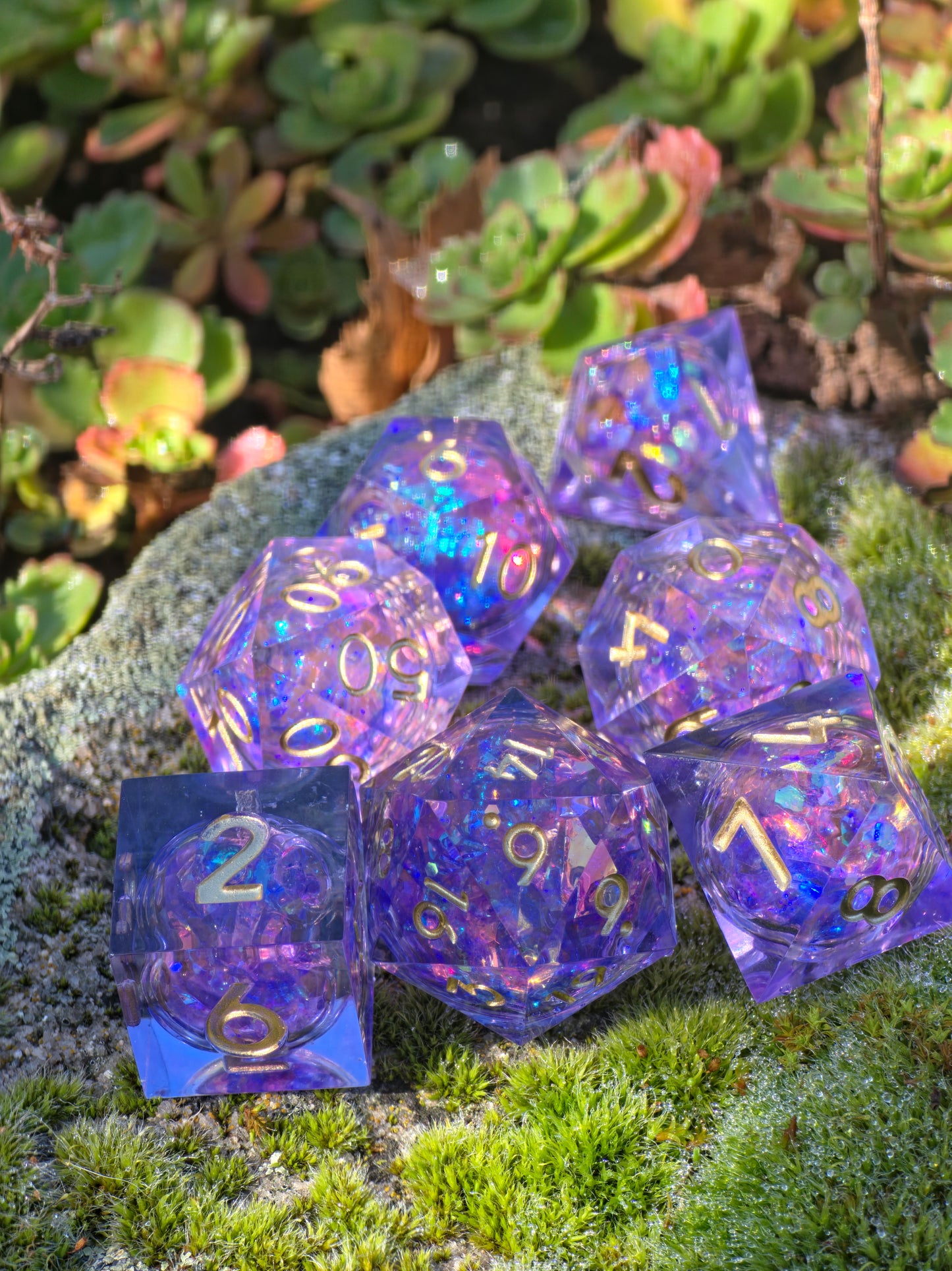 Polyedrischer Aurora Liquid Core DnD Würfelset 7 Stück – Amethyst Glow Dice | Handgemachte Resin Würfel mit Flüssigkern golden Zahlen TTRPG
