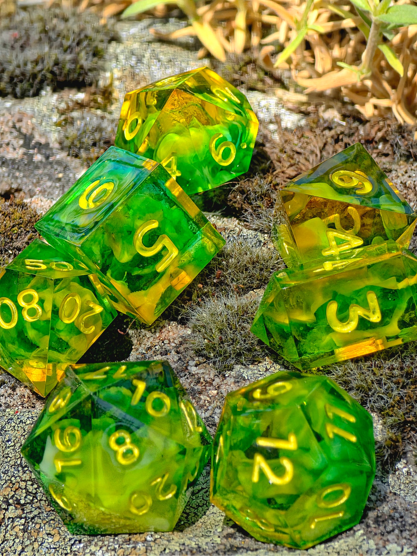 Sunfruit Grove Mango Lime Swirl Dice Set – Handgemachte Resin Würfel in Limettengrün & Mangogelb, Sharp Edge DnD Würfelset, Sommer Fantasy Dice