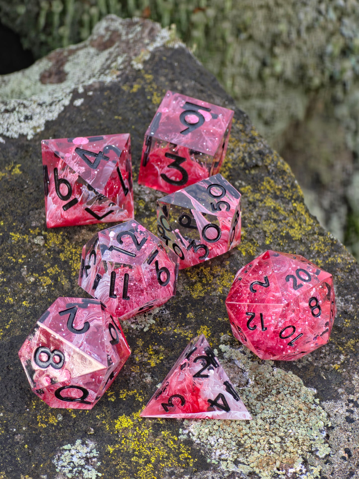 Crimson Venom – Handgemachtes DnD Würfelset rot mit Petri Effekt und schwarzen Zahlen | 7-teiliges Polyhedral Set | TTRPG Dice | Artisan Resin Dice