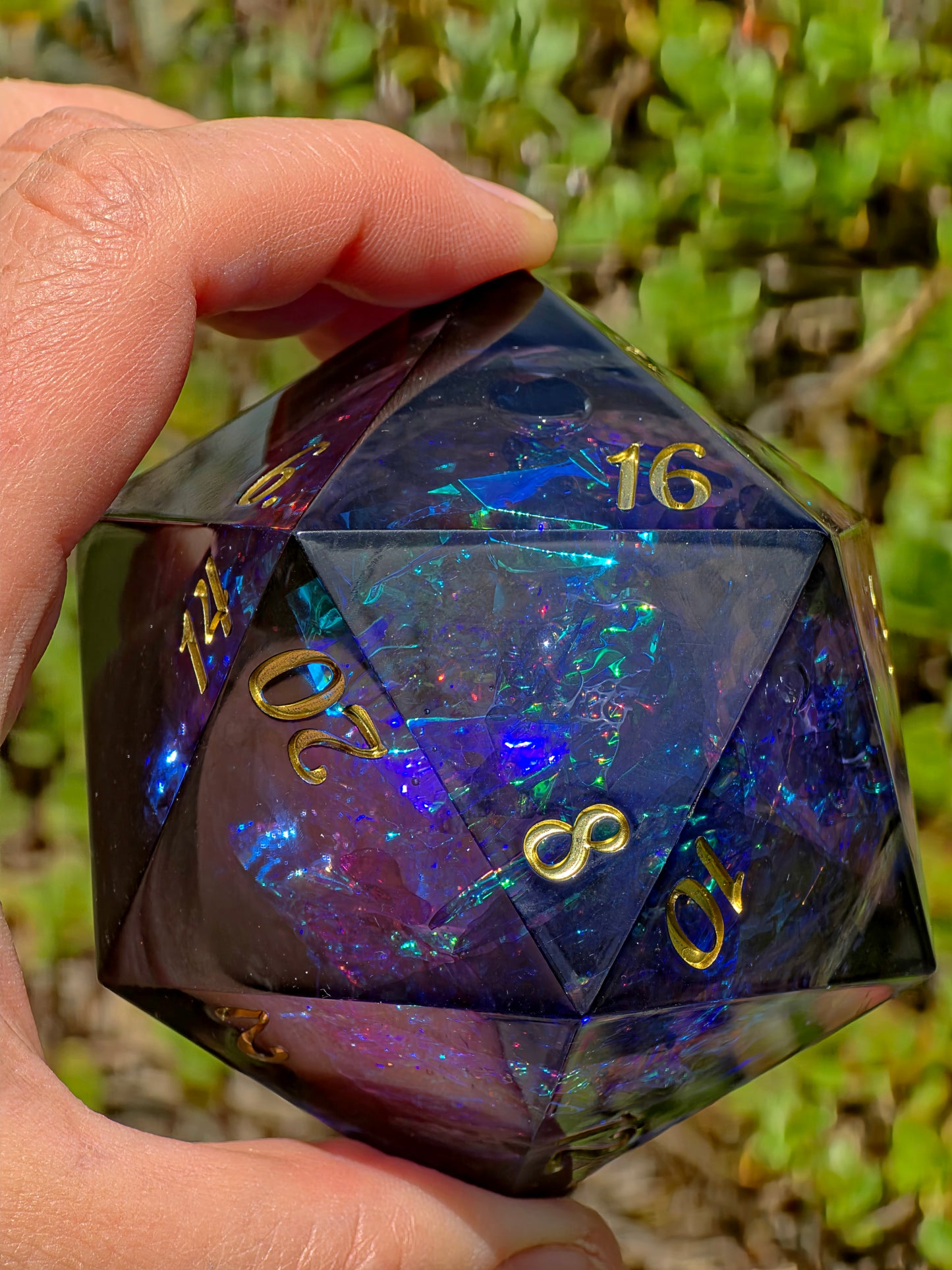 Voidheart Opal - Black Opal with Lilac Splash – 65 mm Chonk D20, Handgemachter Sharp Edge Resin Würfel (Lio)