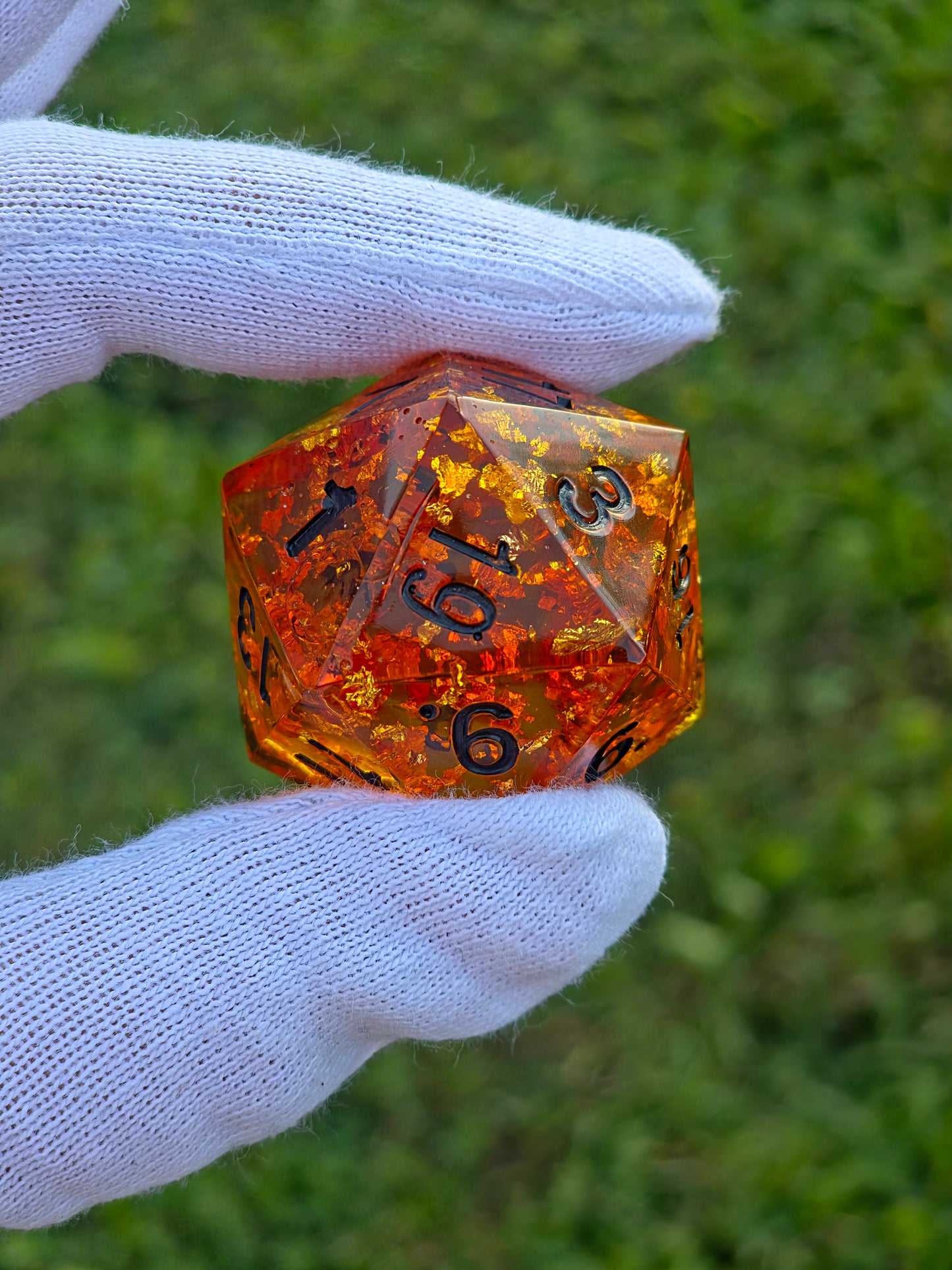 Chonk Polyedrischer D20 Würfel 35mm im Bernstein Stil – Handgemachter Large Resin Amber Dice für DnD, TTRPG & Sammler