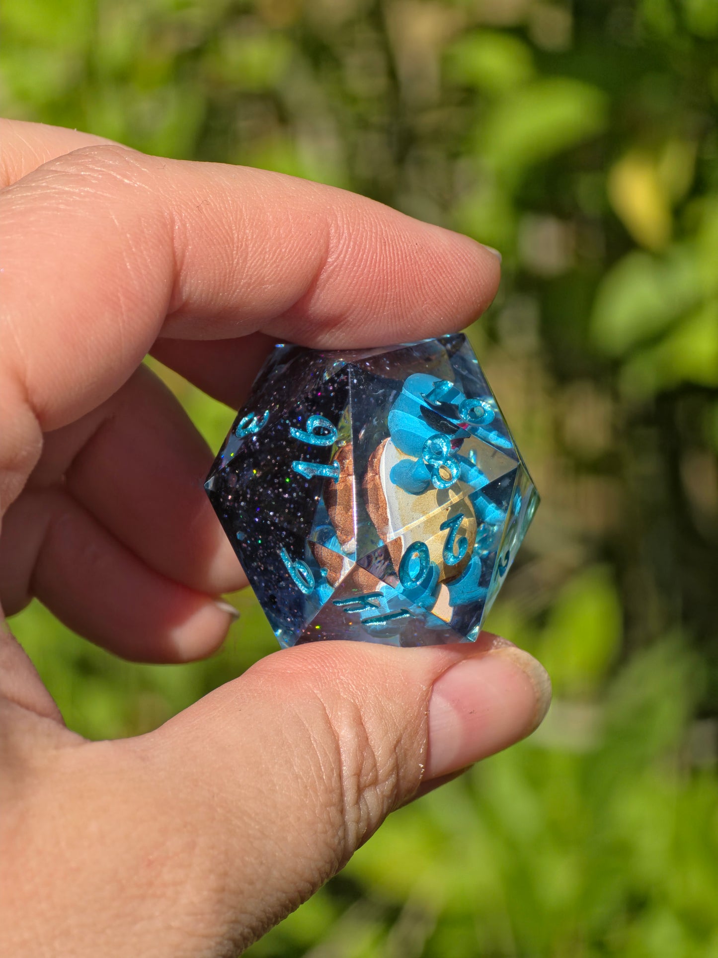 🌟Shiggy – Galactic Vacation D20 35 mm – Pokémon-inspirierter Galaxy Resin Würfel mit Sonnenbrille | Handgefertigter Chonk DnD Würfel