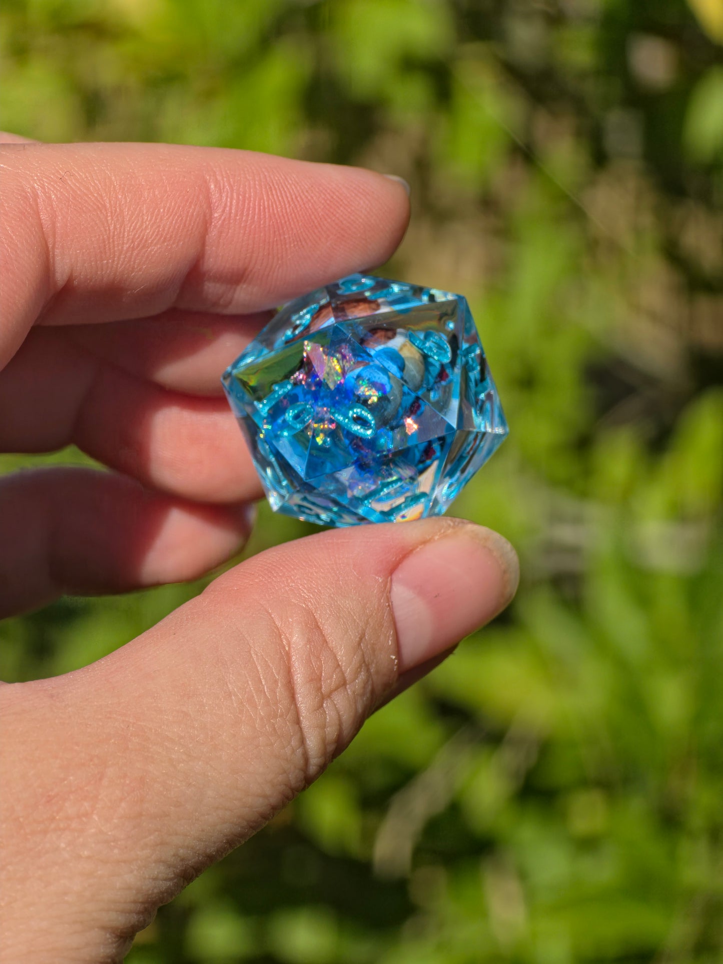 🌟Shiggy – Azure Tide D20 28 mm – Pokémon-inspirierter Resin Würfel in Deep Ocean Blue | Metallisch Himmelblaue Zahlen