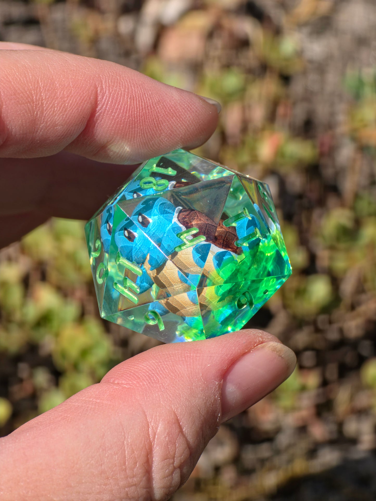 Shiggy – Toxic Lagoon D20 35 mm – Pokémon-inspirierter Resin Würfel in Neon Acid Green | Handgefertigter Chonk DnD Würfel