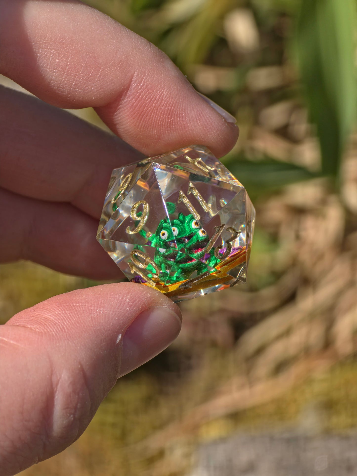 Pascal's Secret Garden D20 Dice – Tangled Inspired Resin D20 mit Pascal Chamäleon | Handgemachter Sharp Edge Würfel für DnD & RPG