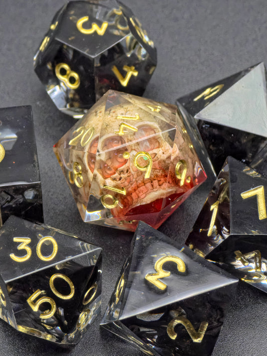 Relic of the Fallen – 7-teiliges DnD Würfelset mit eingebettetem Schädel im D20 | Schwarze Resinwürfel mit Goldzahlen | Polyhedral Dice Set TTRPG