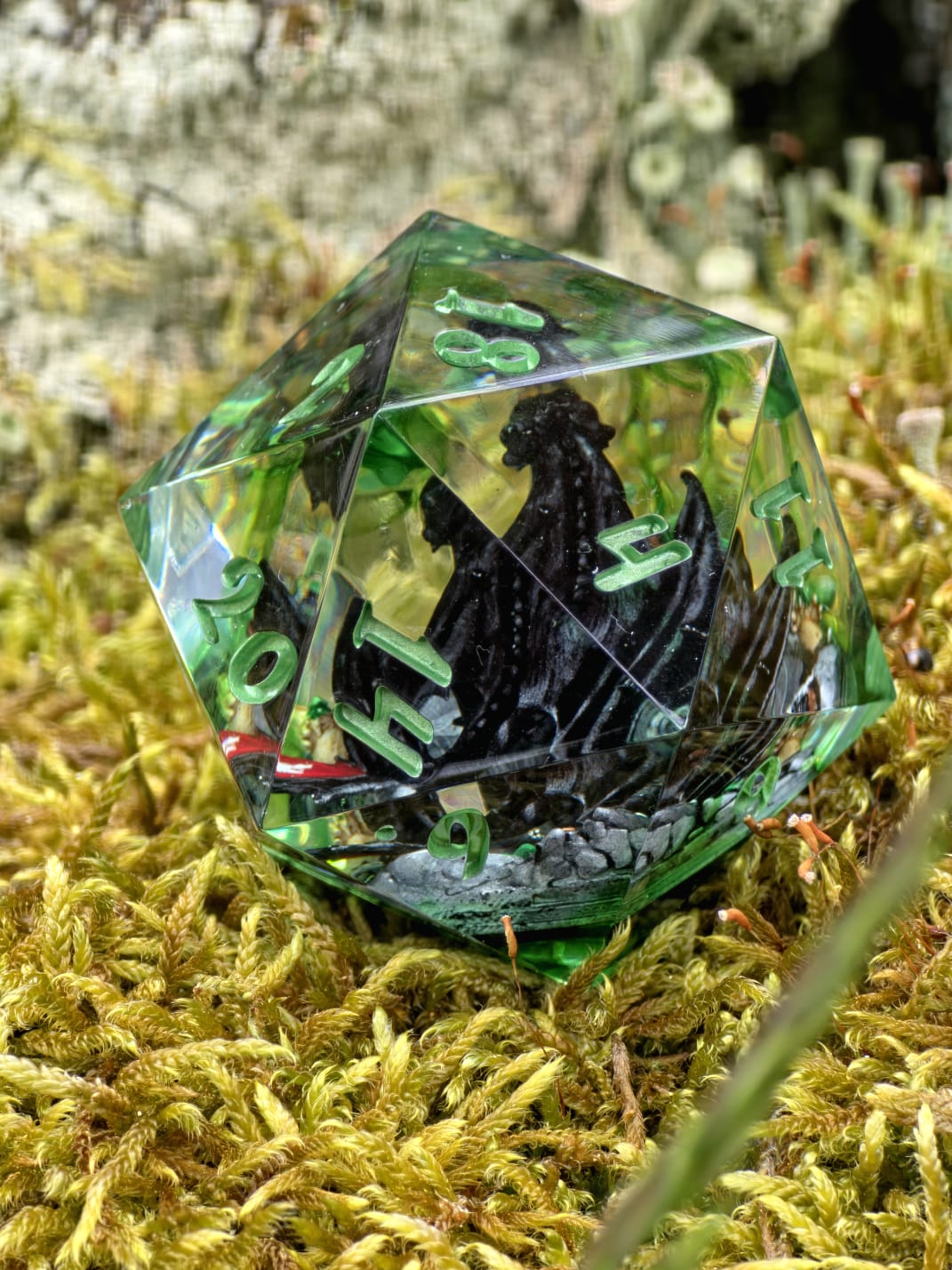 Nachtschatten D20 40mm – Handgemachter Resin Dragon Dice inspiriert von Ohnezahn aus How to Train Your Dragon, Schwarzer Drache Fantasy Würfel (Sarah)