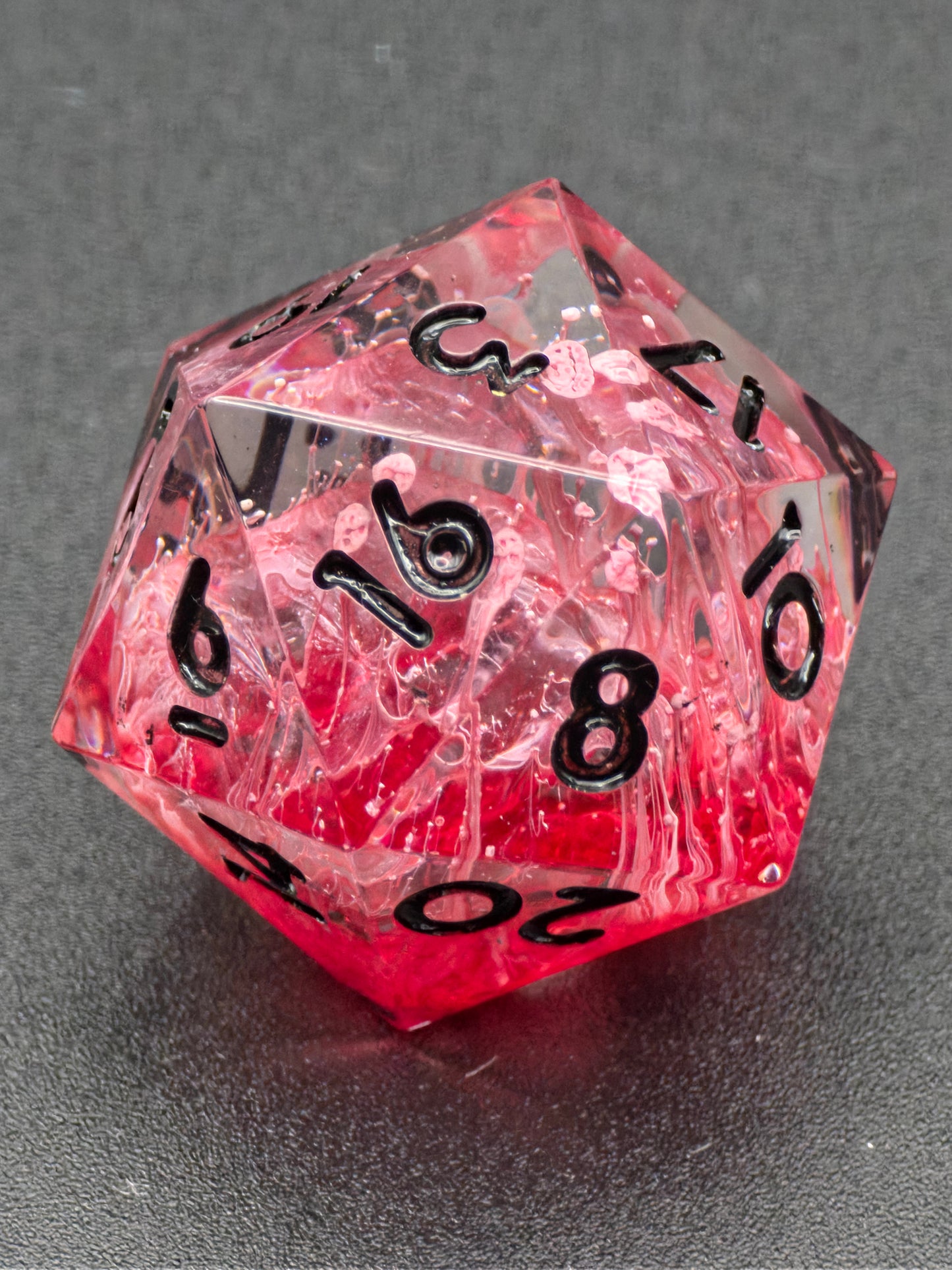 Crimson Veins – Einzelner D20 Würfel (Standardgröße) mit Petri-Effekt | Handgemachter Resin D20 in Blutrot & Klar | DnD TTRPG Würfel