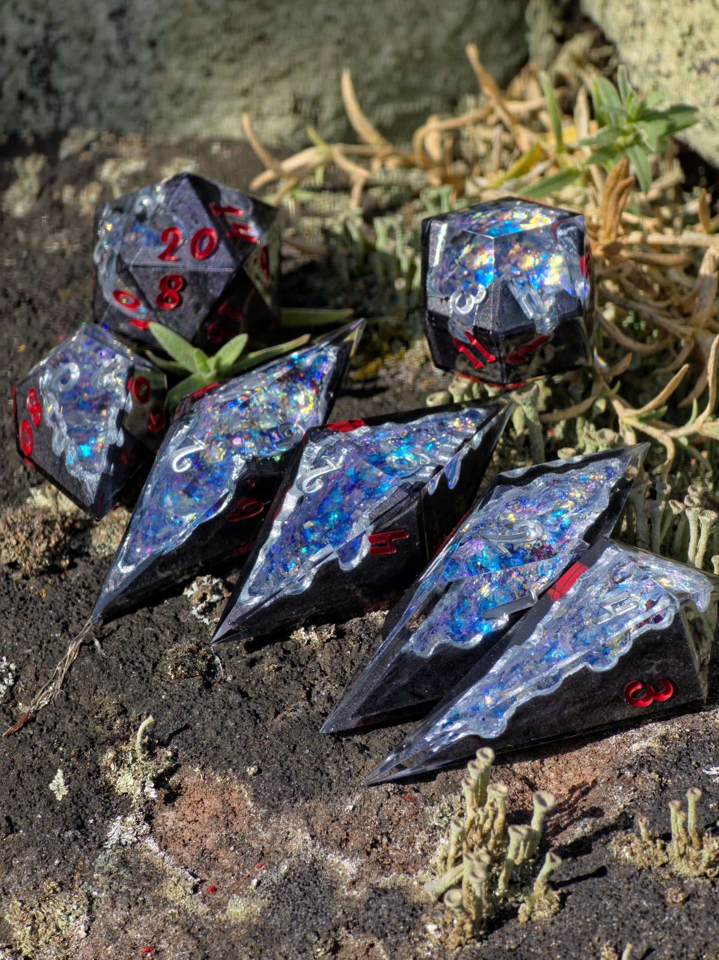Geode Style Elongated Dice Set – Handgemachte Sharp Edge Würfel mit Opal-Kristallen, Rot-Silber Zahlen, Fantasy DnD Resin Dice (Eléras of Argent)