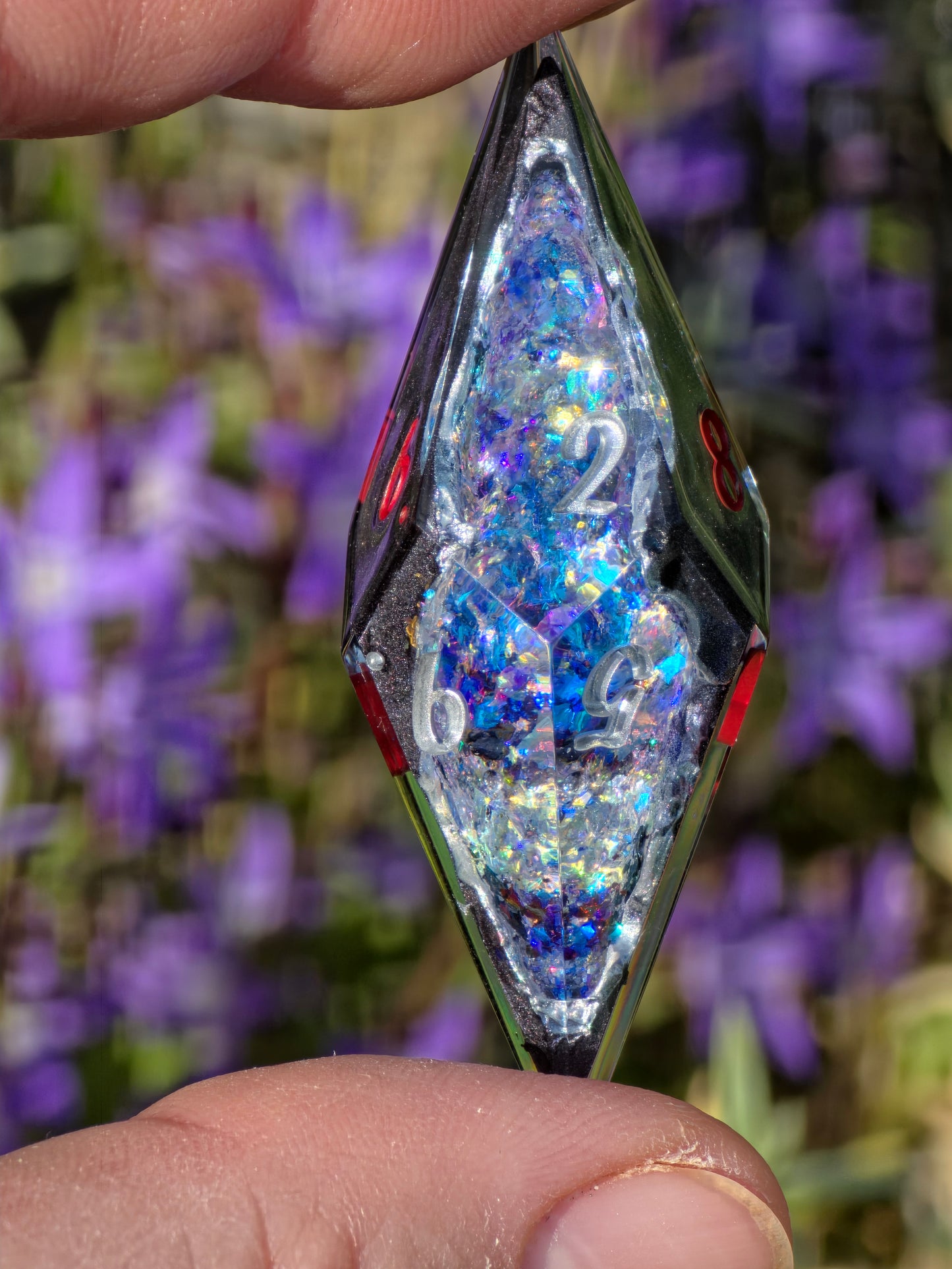 Geode Style Elongated Dice Set – Handgemachte Sharp Edge Würfel mit Opal-Kristallen, Rot-Silber Zahlen, Fantasy DnD Resin Dice (Eléras of Argent)