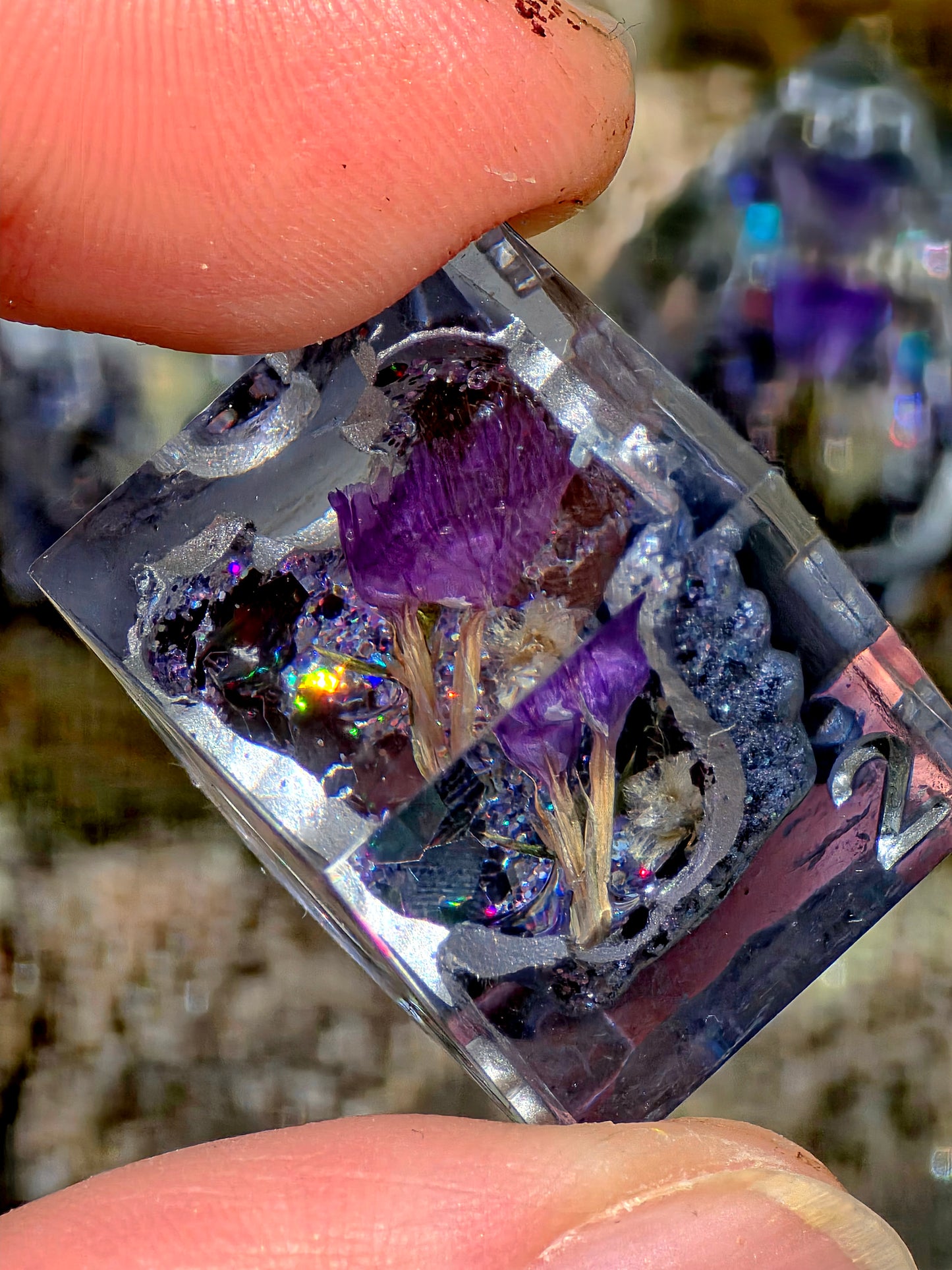 Midnight Amethyst Geode Flower Dice Set – Schwarze Kristallgeode mit violetten Blüten, Handgemachte Sharp Edge Resin Würfel, DnD Fantasy Dice